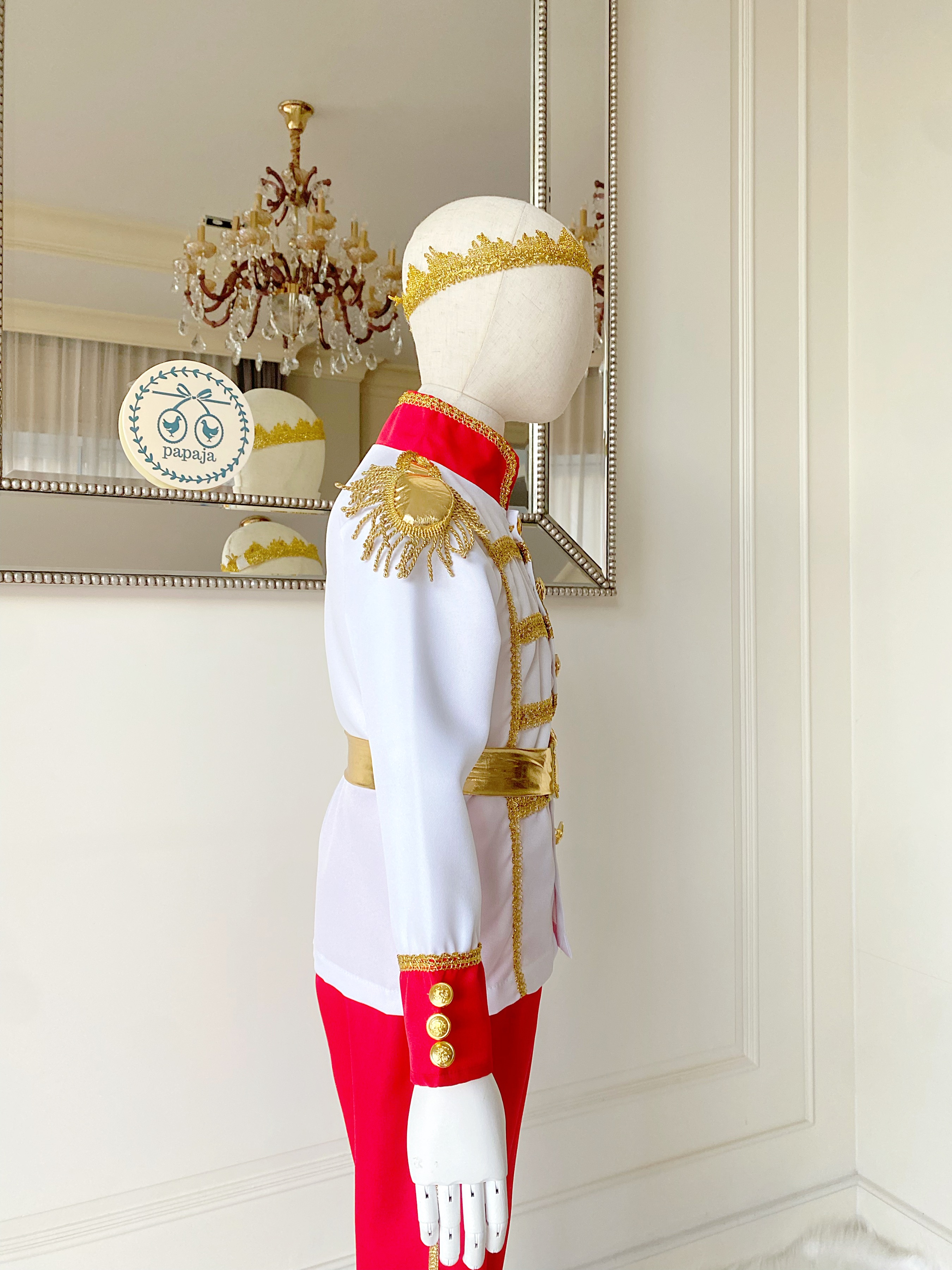 (เซต 3 ชิ้น) ชุดเจ้าชายรูปงามเสื้อขาวกุ๊นลูกไม้สีทอง สไตล์เจ้าชายอังกฤษ กางเกงสีแดง (ชุด+เข็มขัด+มงกุฏลูกไม้)