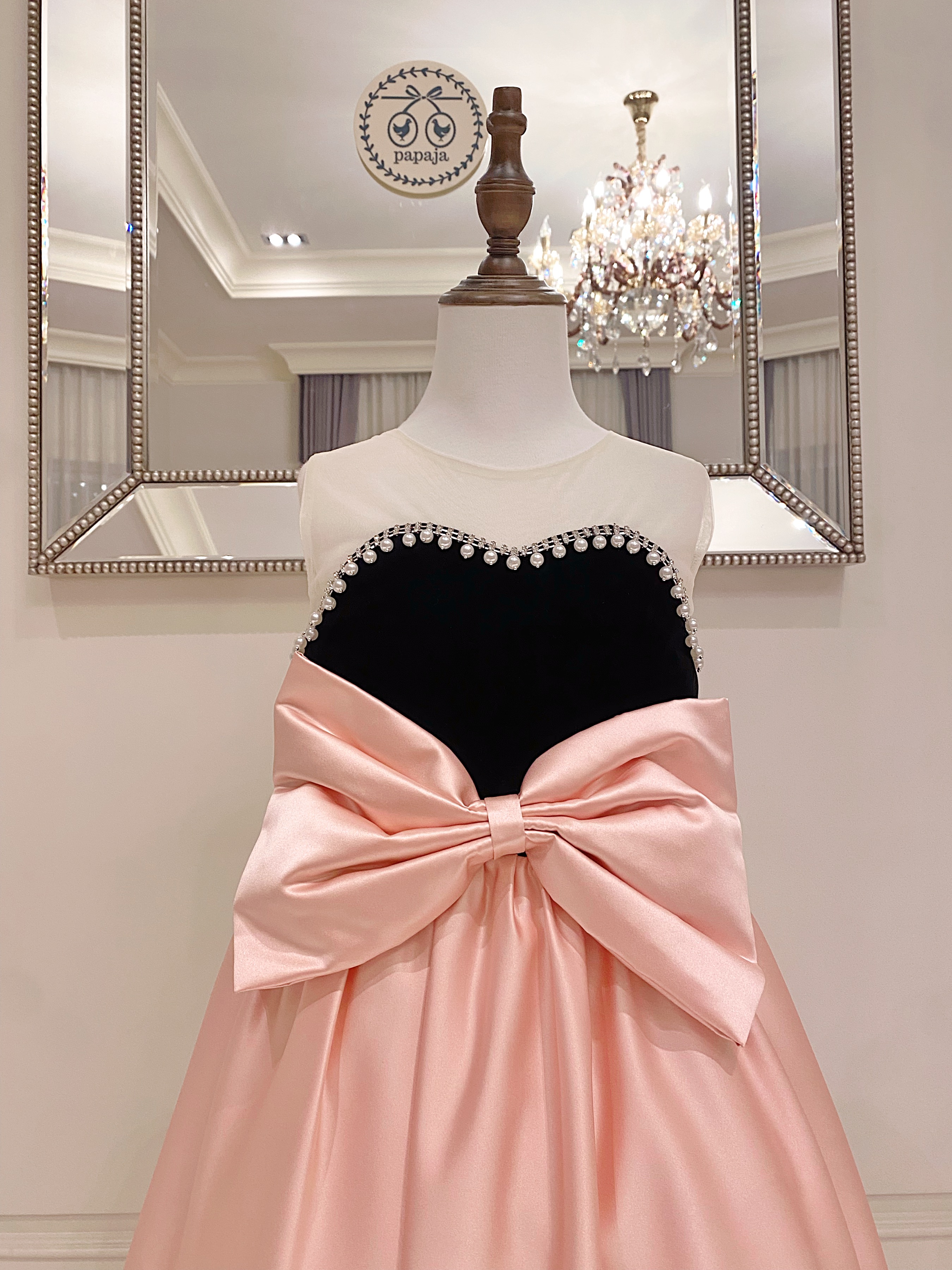 เดรสออกงานราตรียาวแขนกุดทูโทน สีดำตัดสีชมพูพาสเทล ดีเทลปักไข่มุกและเพชร