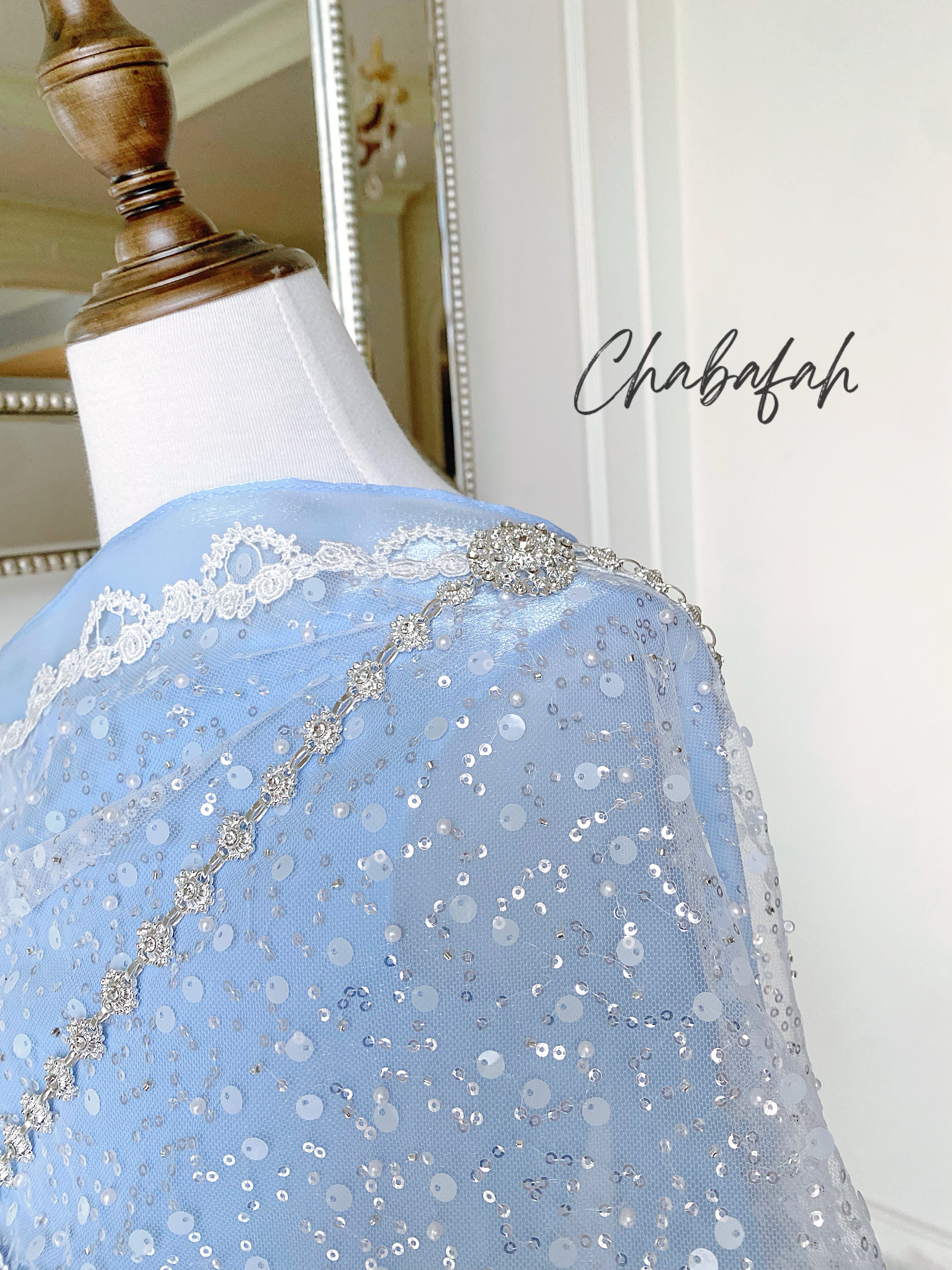 เดรสชุดไทยสไบเฉียง สีฟ้าพาสเทล แบรนด์ Chabafah พร้อมเครื่องประดับ 3 ชิ้น