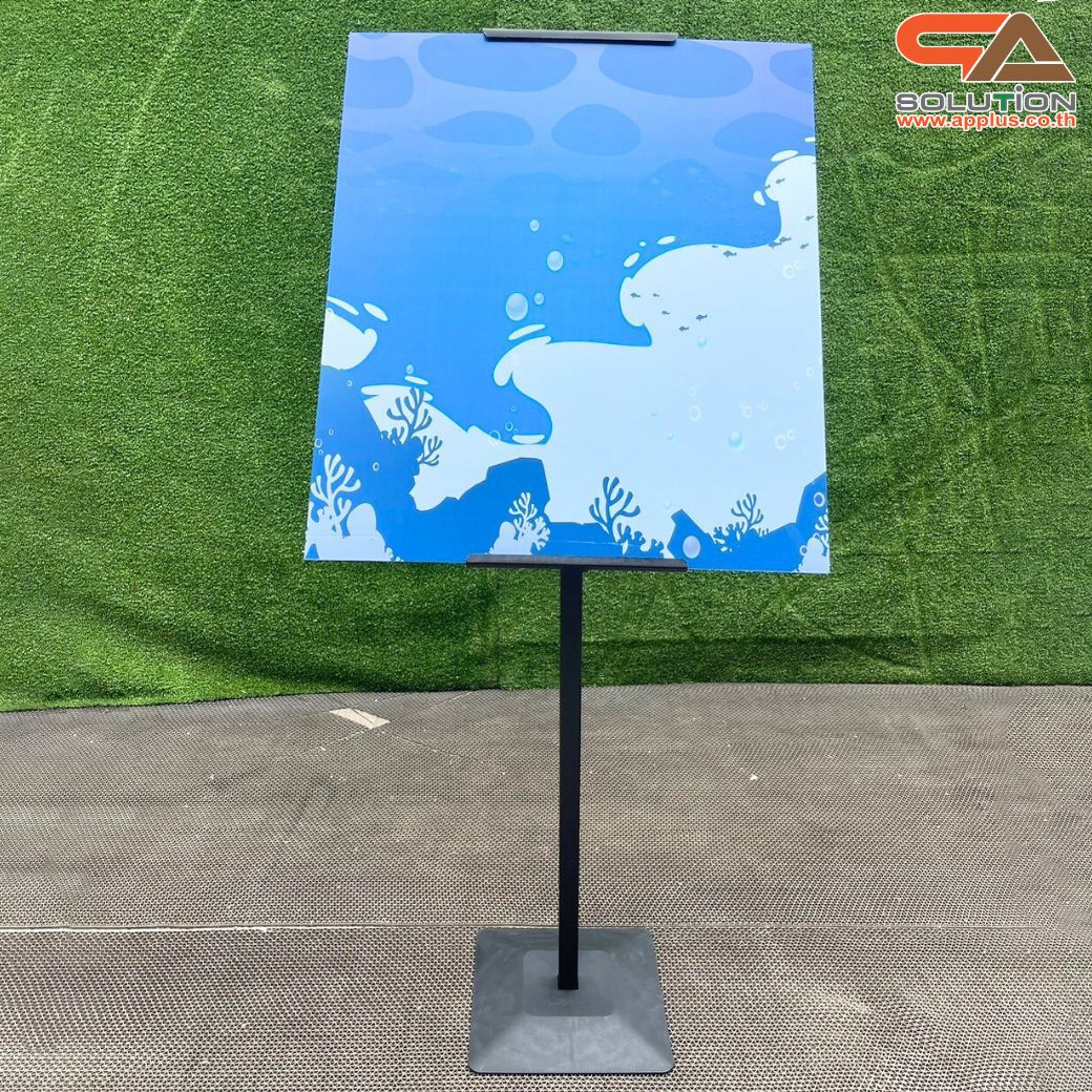 ขาตั้งโปสเตอร์เหล็ก แบบเอียง ฐานพลาสติก-ขึ้นรูป เสริมแผ่นยางถ่วงน้ำหนัก โชว์งานพิมพ์ 1 ด้าน ปรับระดับ-ปรับเอนได้ ถอดประกอบเคลื่อนย้ายสะดวก