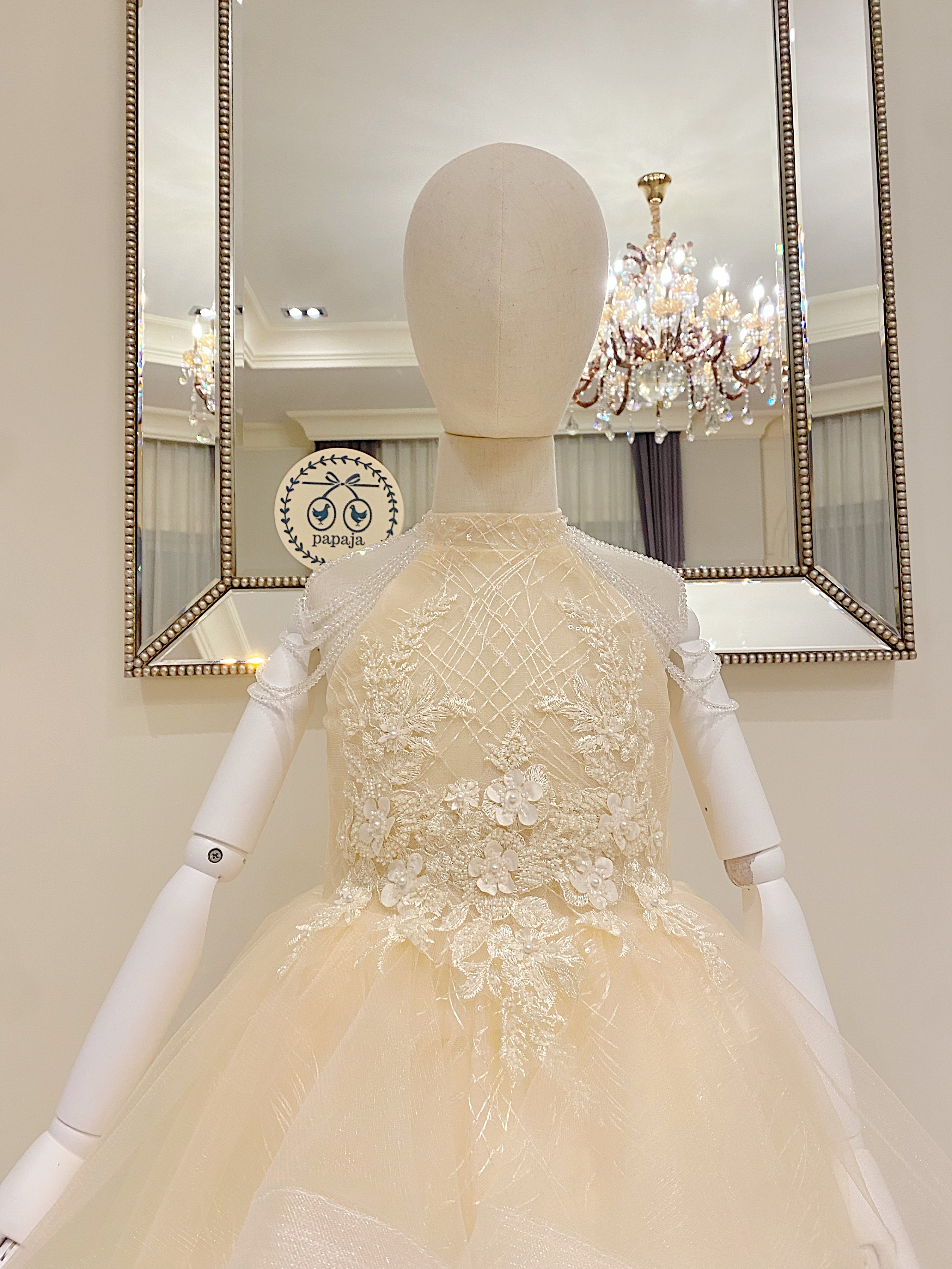 เดรสออกงานราตรียาวแขนล้ำสีครีม ประดับคริสตัลสุดหรู