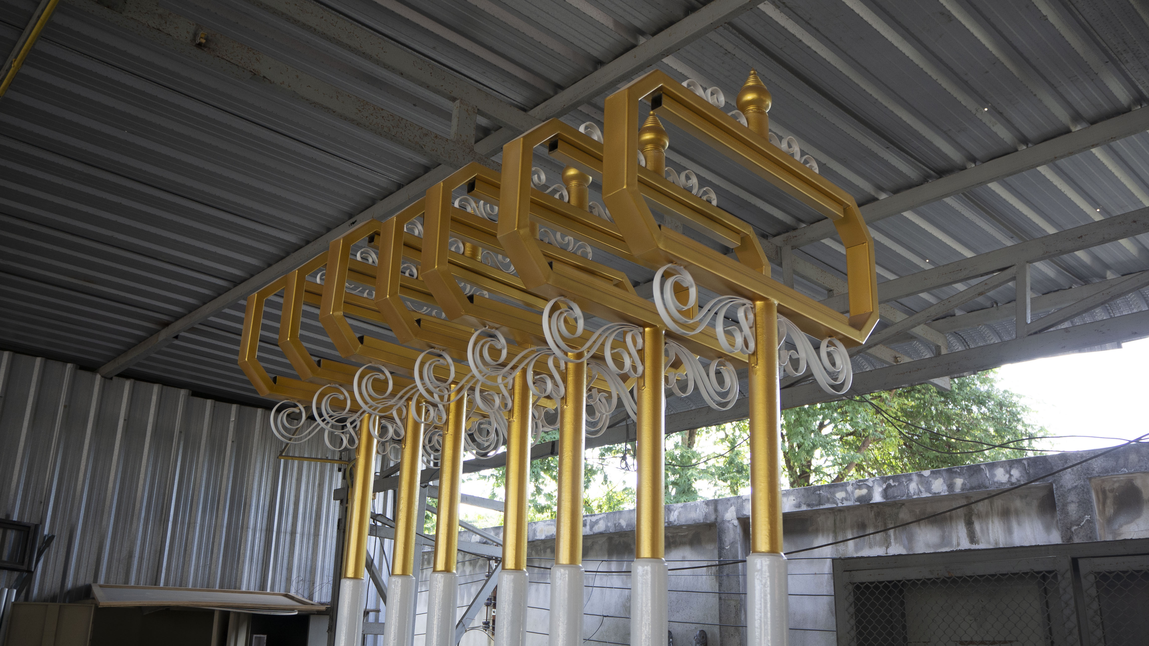 ป้ายซอย ป้ายบอกชื่อซอย ป้ายถนน โครงสร้างเหล็กพ่นสีขาวทองทั้งชุด ขนาด (W)69 x (H)256 cm. (สั่งผลิตตามแบบที่ต้องการได้)