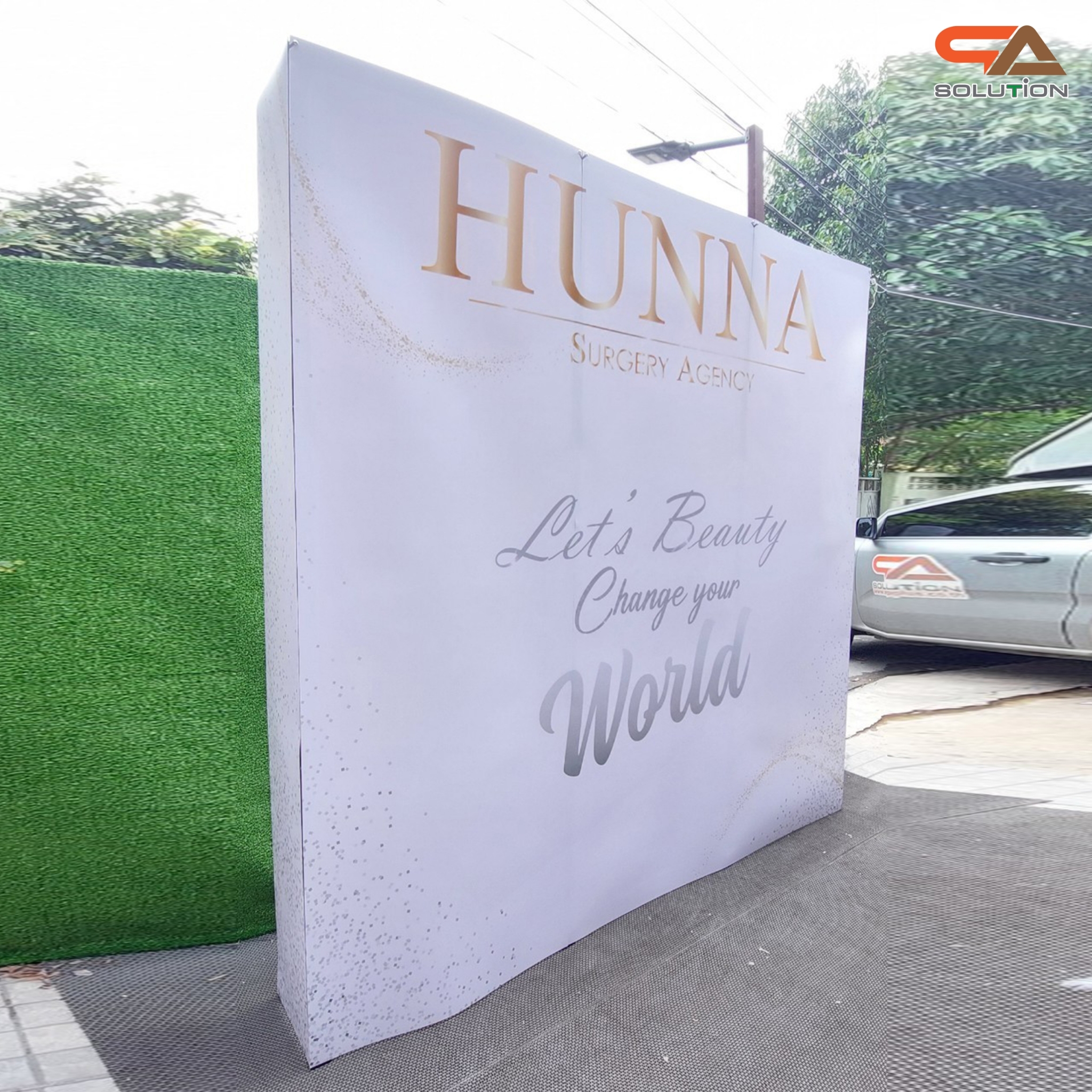 BACK DROP ฉากแบคดรอป รุ่นเหลี่ยม แบบตรง โครงอะลูมิเนียมพร้อมงานพิมพ์ + โคมไฟ 2 ชุด และกระเป๋าล้อลาก 1 ใบ