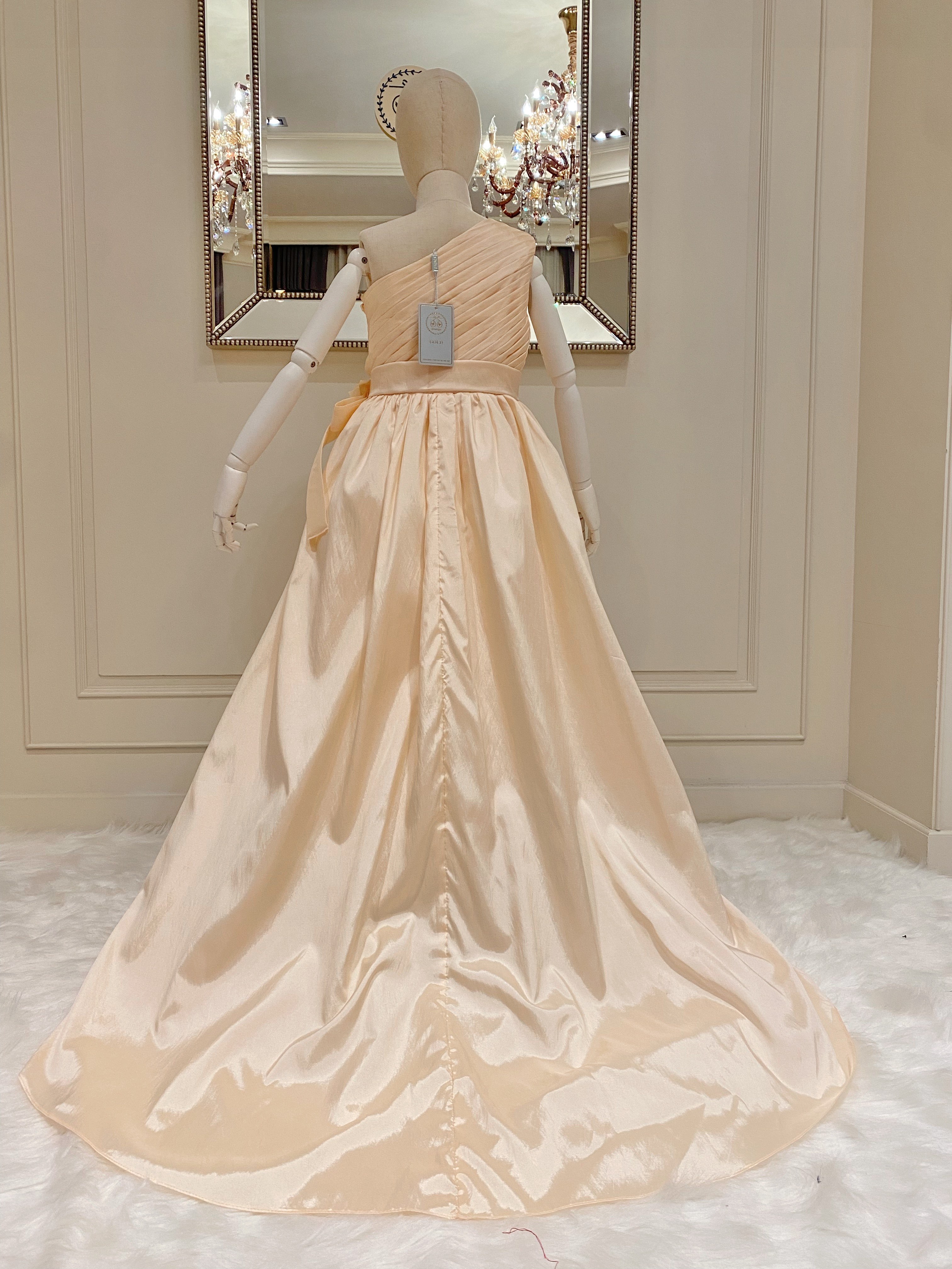 เดรสออกงานราตรียาวไหล่เดียวสีแชมเปญ (งานไฮพรีเมี่ยม) ดีเทลจับเดรปกระโปรงบานยาวแบบหางปลา