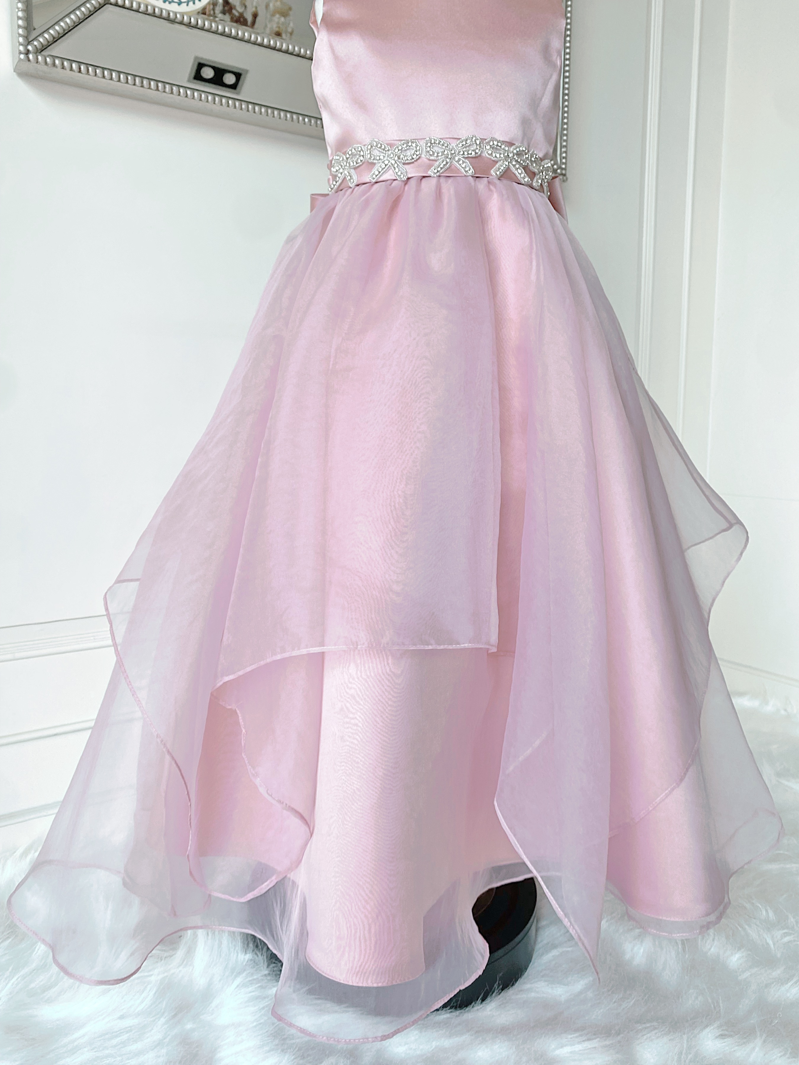 เดรสออกงานราตรียาวแขนกุด สีชมพูหวานอมตุ่น (งานไฮพรีเมี่ยม) ดีเทลลายปักเพชรหนามเตยรูปริบบิ้นที่ช่วงเอว