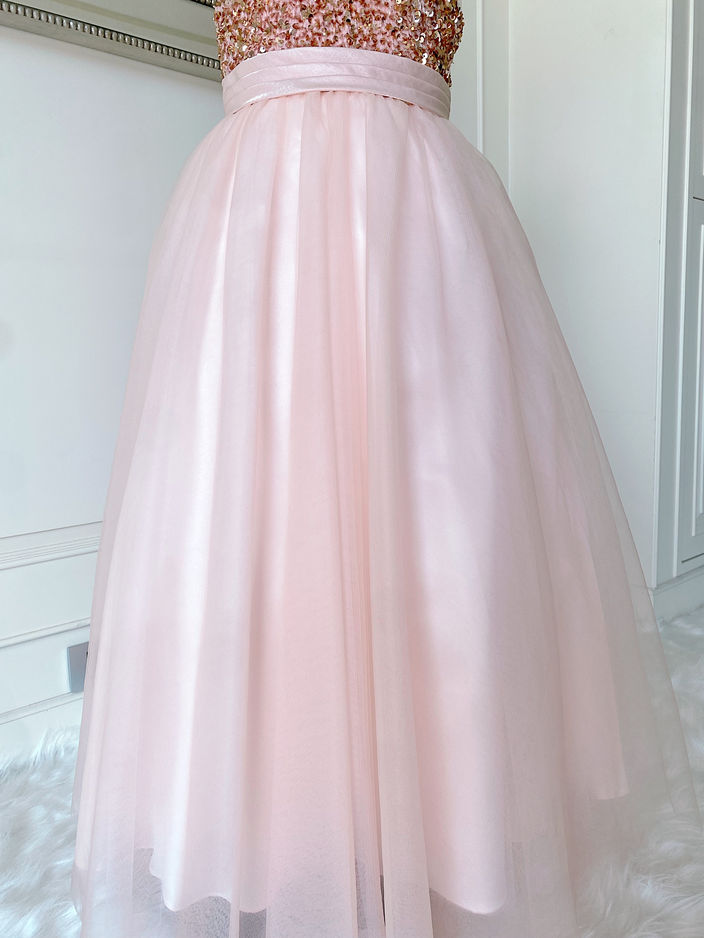 เดรสออกงานราตรียาวแขนล้ำ สีชมพูพีช (งานไฮพรีเมี่ยม) ด้านบนปักเลื่อม ช่วงกระโปรงผ้าโปร่งซอฟท์ๆ ละมุน