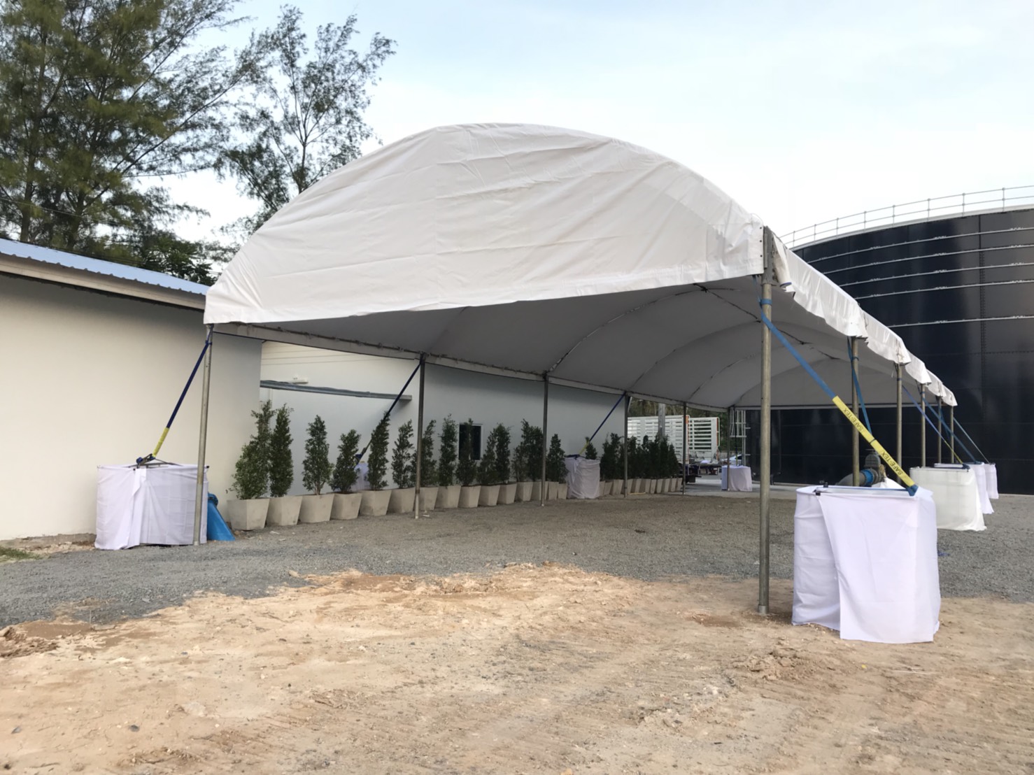 เต็นท์โดม ขนาดกว้าง 8 เมตร ความยาวไม่จำกัด ทรงโค้งสีขาวเหมาะสำหรับงานจัดงานทุกประเภท