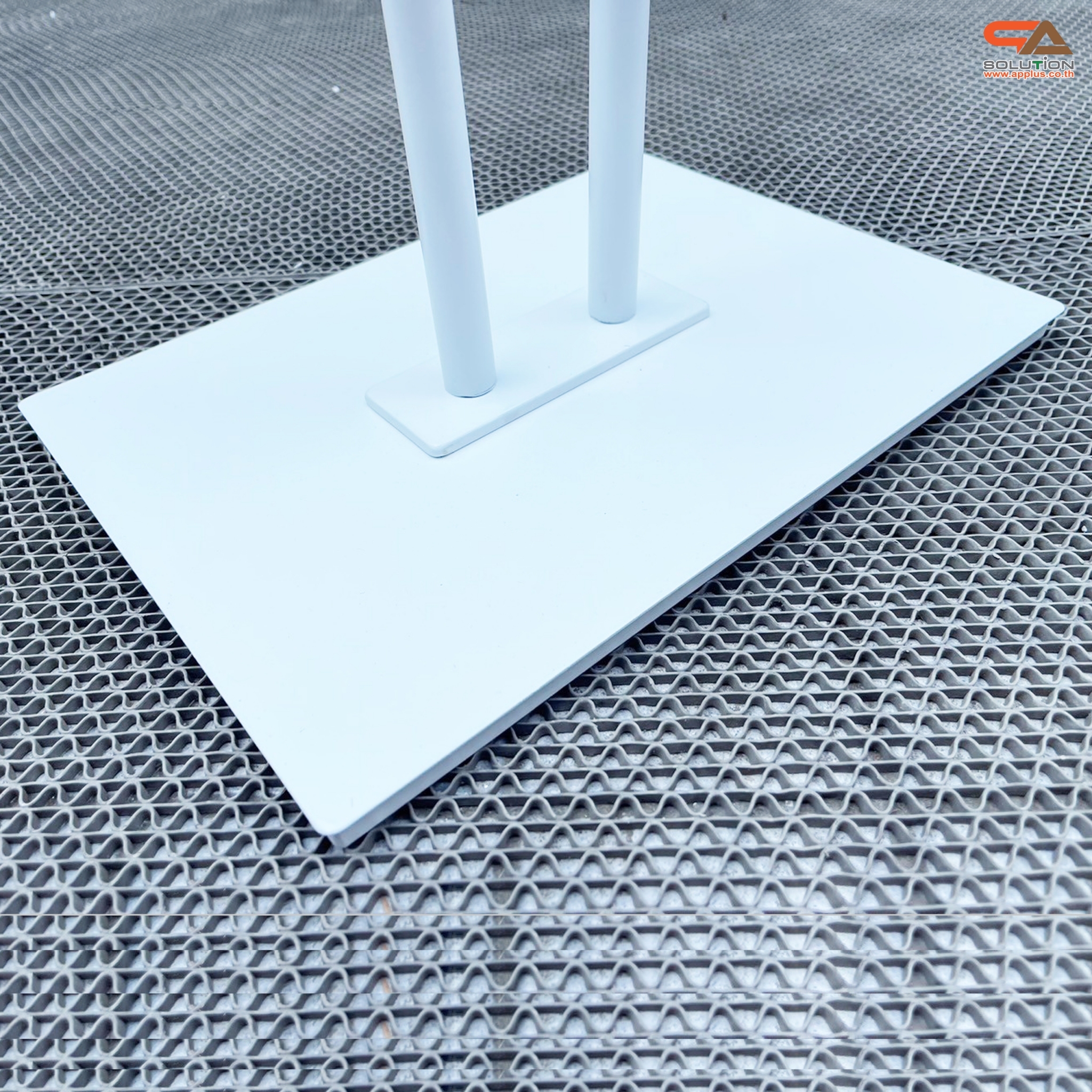 โปสเตอร์สแตนด์เหล็ก เสาคู่ สีขาว ขนาด (W)50 x (L)70 x H146 cm. ฐานเหลี่ยม โชว์งานพิมพ์2ด้าน ด้านบนครึ่งวงกลม สำหรับใส่โลโก้ ถอดประกอบได้