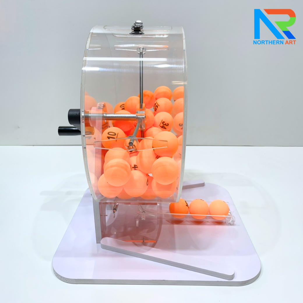 เกมส์จับฉลากมือหมุน ตั้งโต๊ะ ขนาด (W)31.5 X (L)35 X (H)38 cm. หมุนได้ 360 องศา พร้อมลูกบอลตัวเลข 1-60 จำนวน 60 ลูก