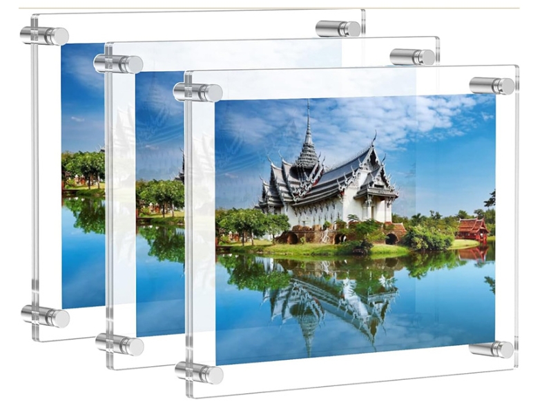กรอบรูป อะคริลิคใสติดผนัง อะคริลิคสองแผ่นประกบกันยึดแน่นด้วยหมุดทั้ง 4 มุม รูปภาพใส่ตรงกลางระหว่างอะคริลิค ติดตั้งง่าย