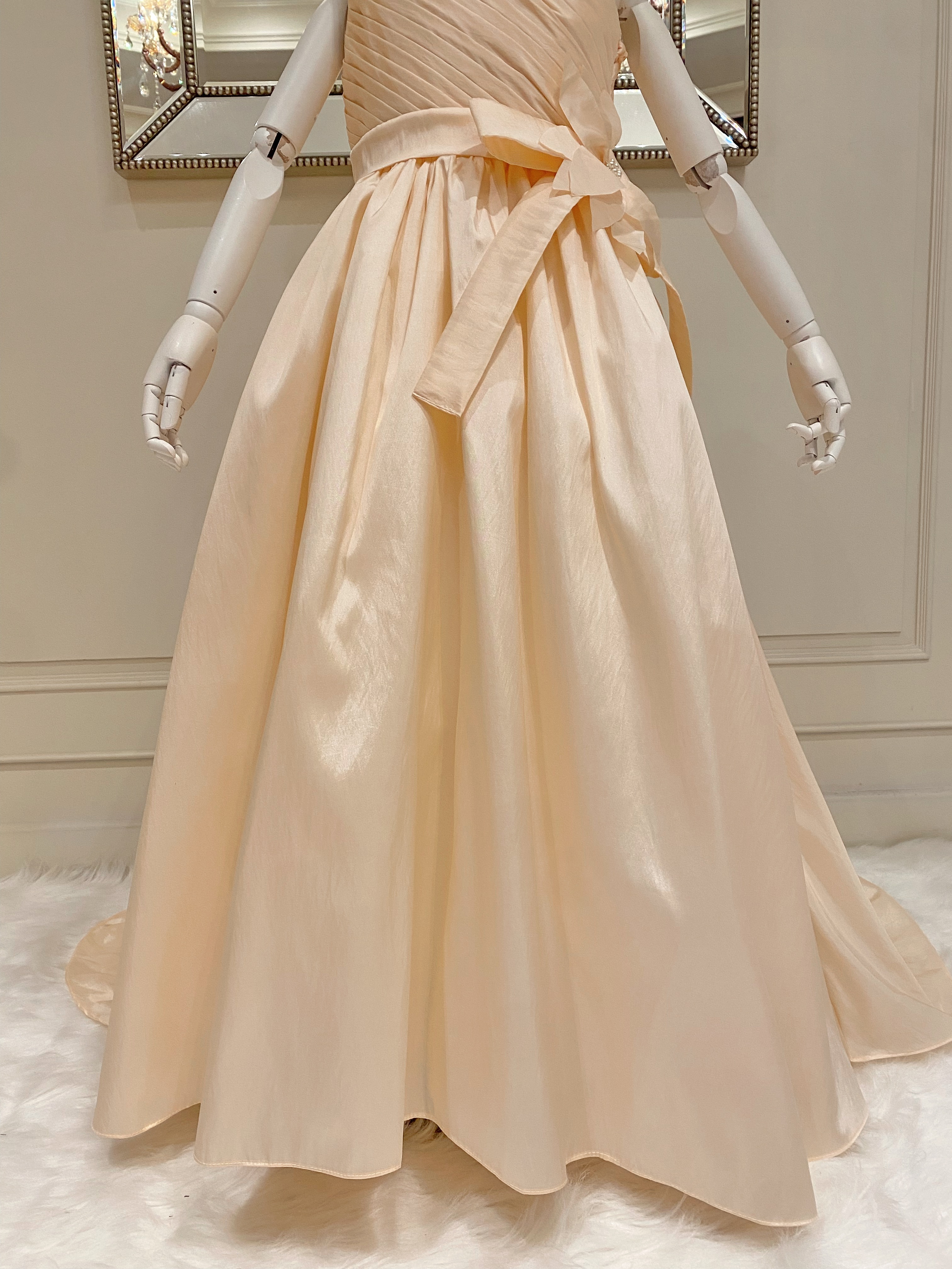 เดรสออกงานราตรียาวไหล่เดียวสีแชมเปญ (งานไฮพรีเมี่ยม) ดีเทลจับเดรปกระโปรงบานยาวแบบหางปลา