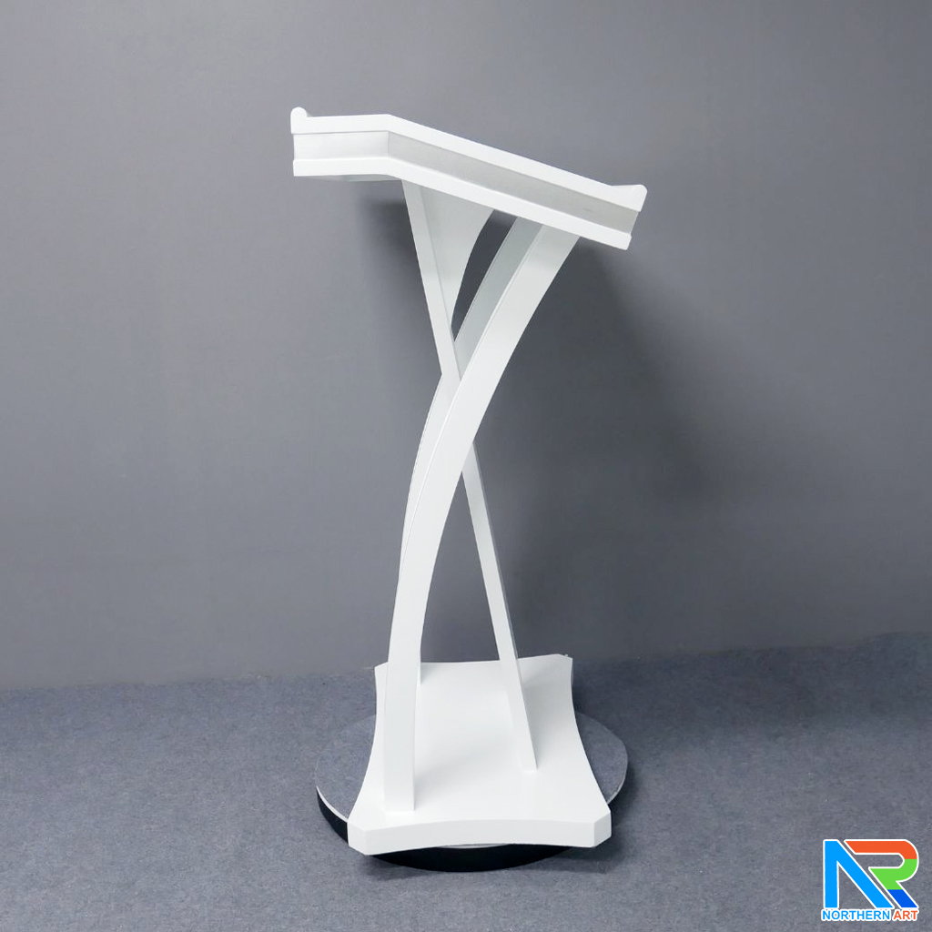 โพเดียมไม้ ยืนคู่ สีขาว ขนาด (W)90 x (L)50 x (H)120 cm. ตกแต่งแถบลามิเนตสีเงินเงาTOPและเสาข้าง