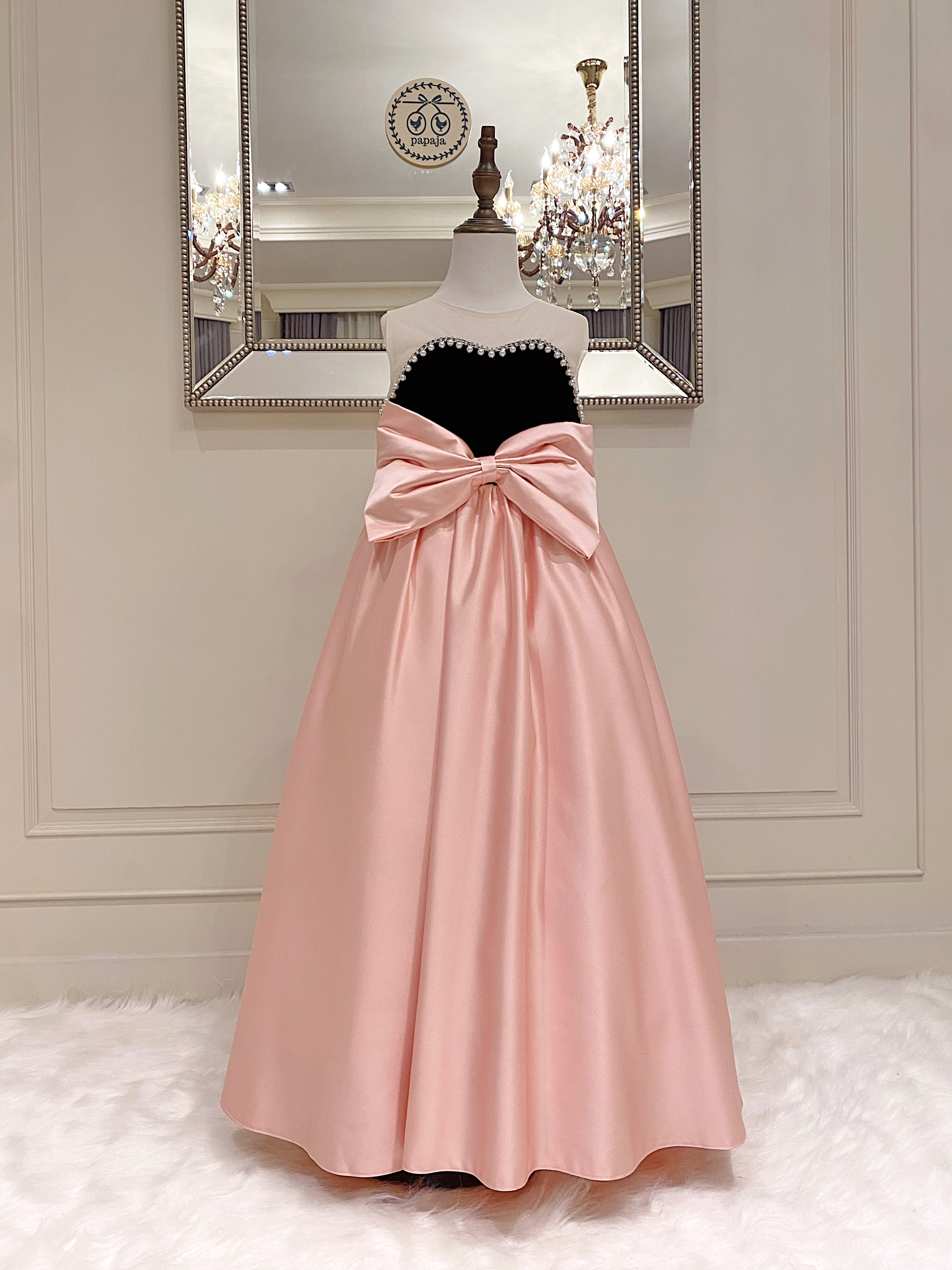 เดรสออกงานราตรียาวแขนกุดทูโทน สีดำตัดสีชมพูพาสเทล ดีเทลปักไข่มุกและเพชร