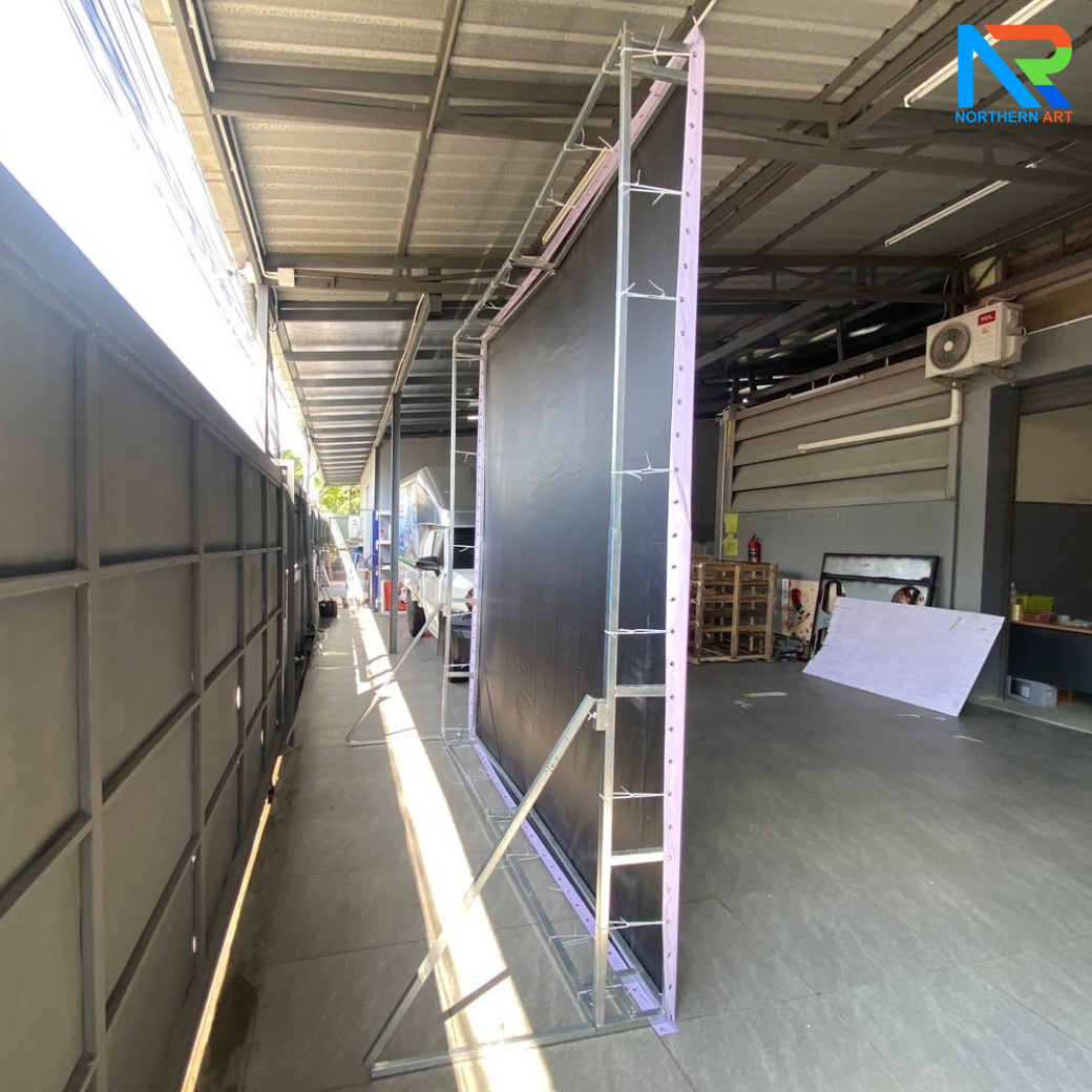 เช่าแบคดรอบไวนิล ขนาด (W)200-300 x (H)200-300 cm. โครงเหล็กพร้อมขาค้ำยัน เหมาะกับงานภายนอกอาคาร