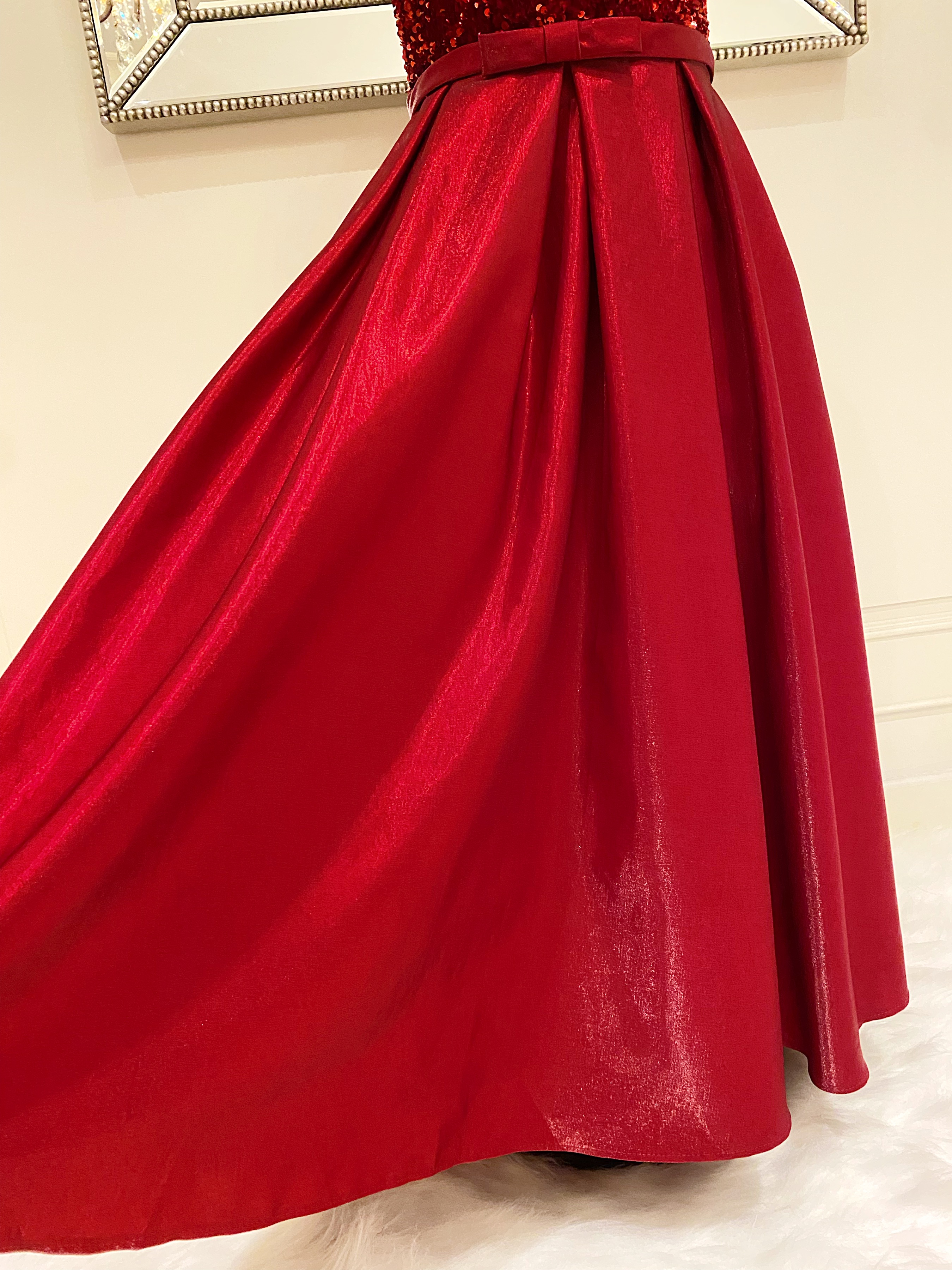 เดรสราตรียาวสีแดงแขนกุด (งานไฮพรีเมี่ยม) ดีเทลปักเลื่อมด้านบน ช่วงกระโปรงผ้าดัสเชสเนื้อเงา ผ้าสวยมาก