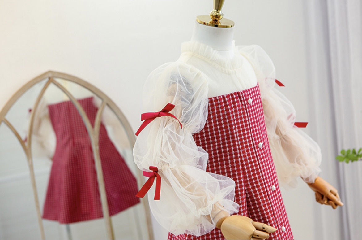 เดรสแขนยาวสีแดงผ้าทอลายตารางเล็กดีเทลช่วงแขนและไหล่ตัดด้วยผ้าสีครีม