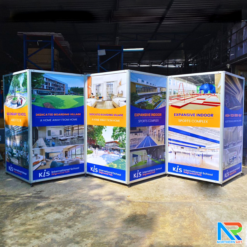 บอร์ดจัดนิทรรศการ อะลูมิเนียม ตั้งซิกแซก 6 บานพร้อมล้อ ขนาด (W)100 x (H)200 ซม. ถอดประกอบและพับเก็บได้