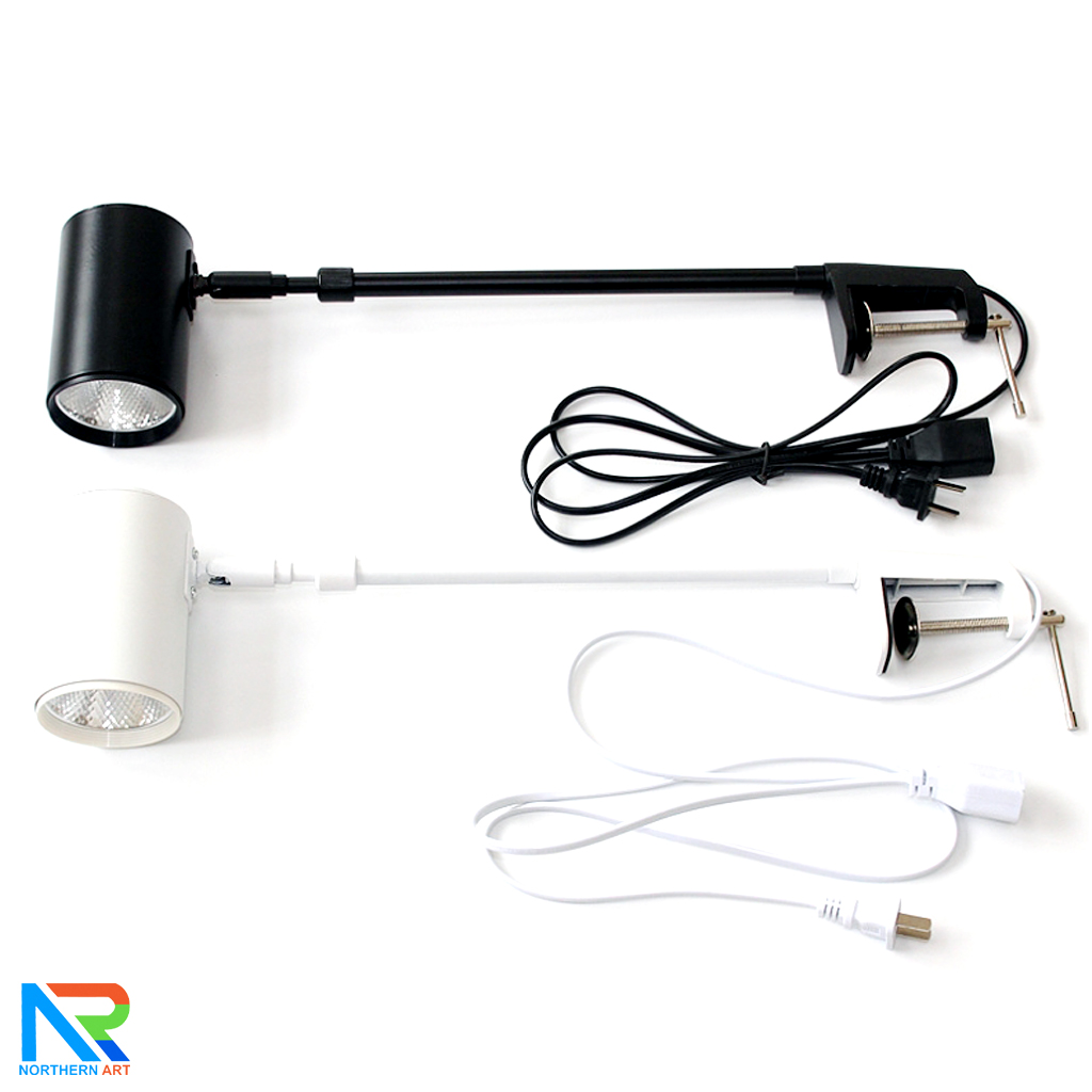 โคมไฟทรงกระบอกสีดำ รุ่นขาหนีบแบบหมุน 12 w COOLWHITE 4000 K (แสงขาวนวล) ปรับความยาวขาได้ ใช้กับโครงบอร์ดนิทรรศการ