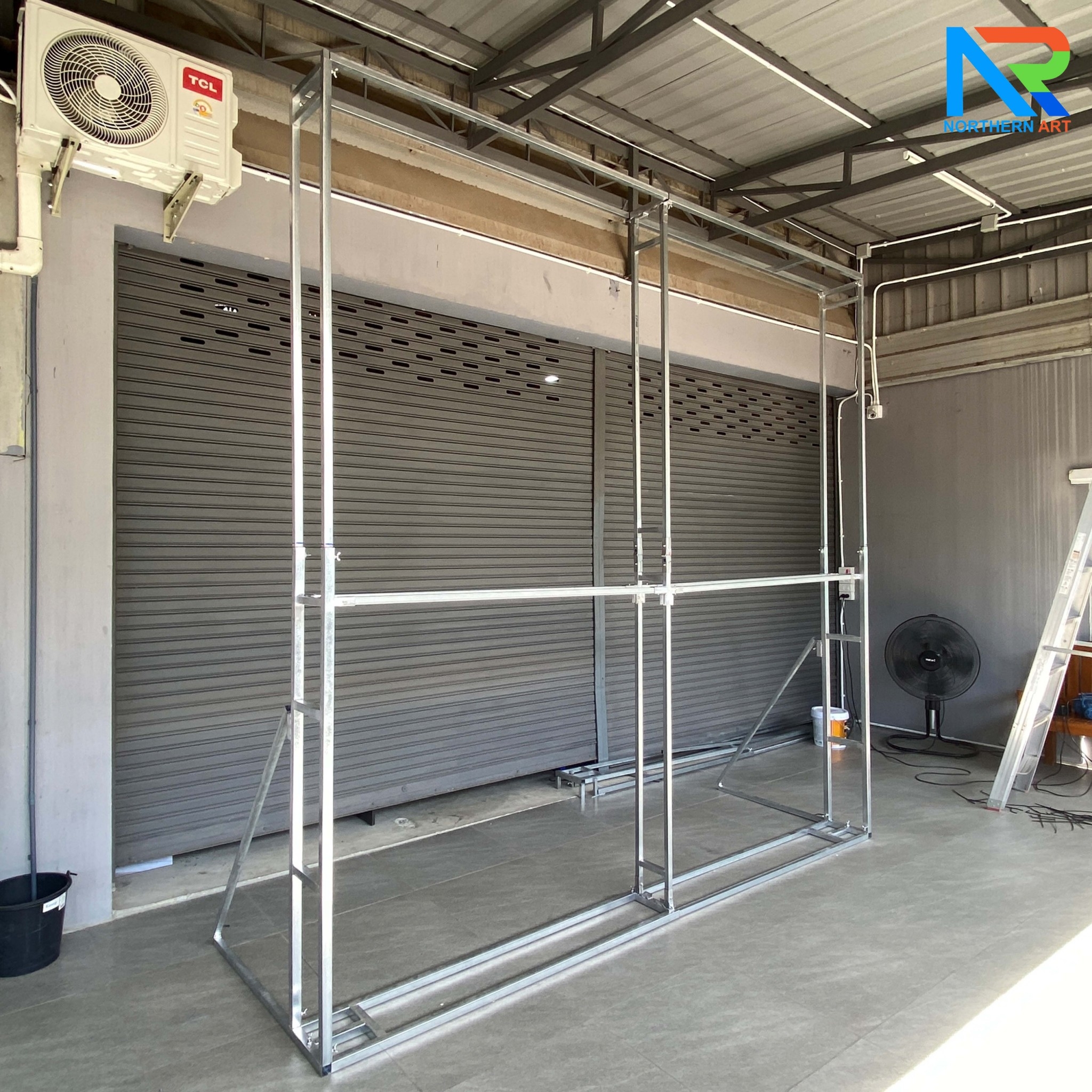 เช่าแบคดรอบไวนิล ขนาด (W)200-300 x (H)200-300 cm. โครงเหล็กพร้อมขาค้ำยัน เหมาะกับงานภายนอกอาคาร