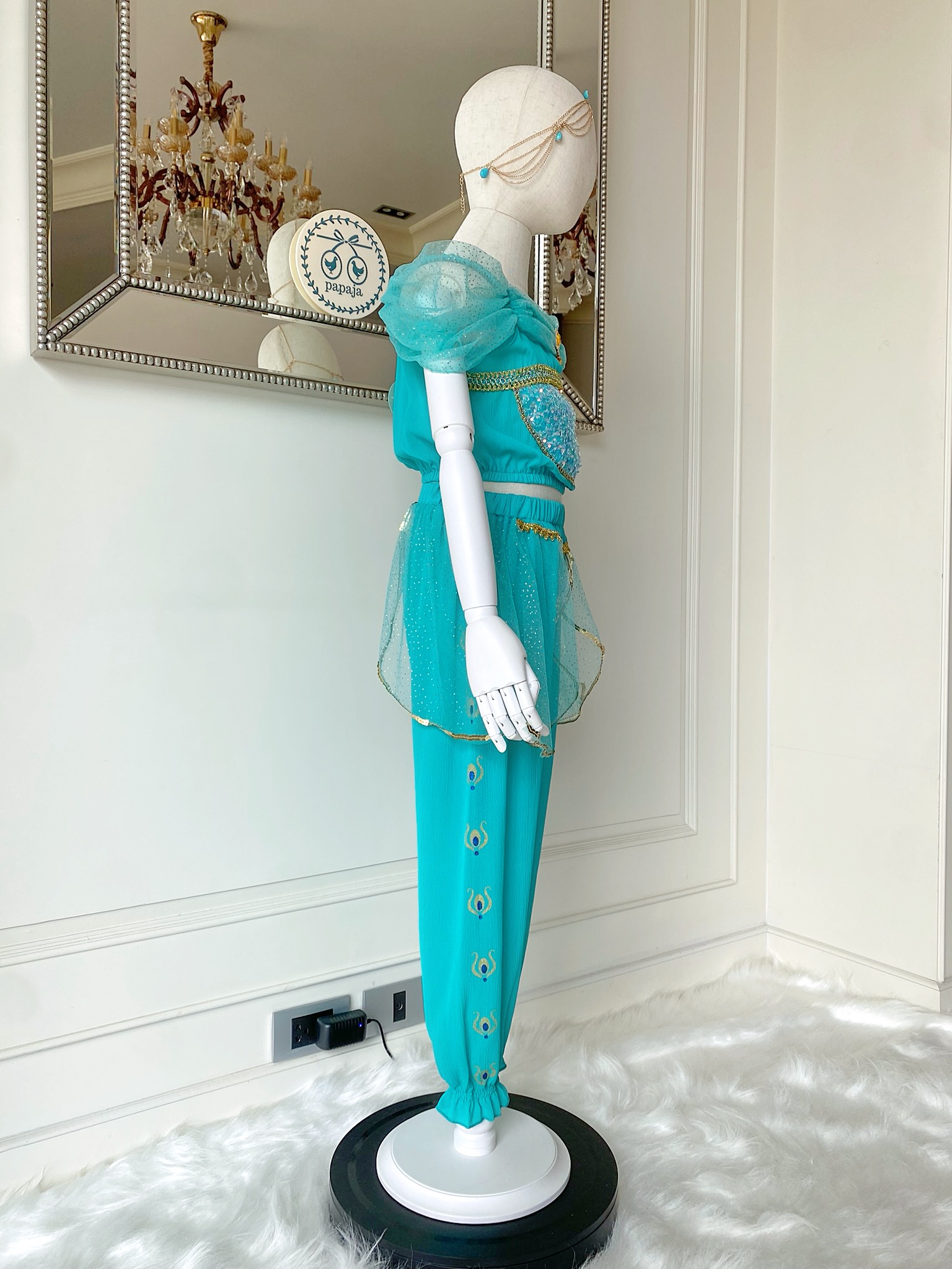 ชุดเจ้าหญิงจัสมิน (Jasmine) มาพร้อมเครื่องประดับศรีษะสีทองสวยหรู