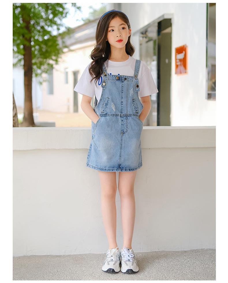 เซตเอี๊ยมยีนส์ทรงคลาสสิคพร้อมเสื้อยืดแขนสั้นสีขาว