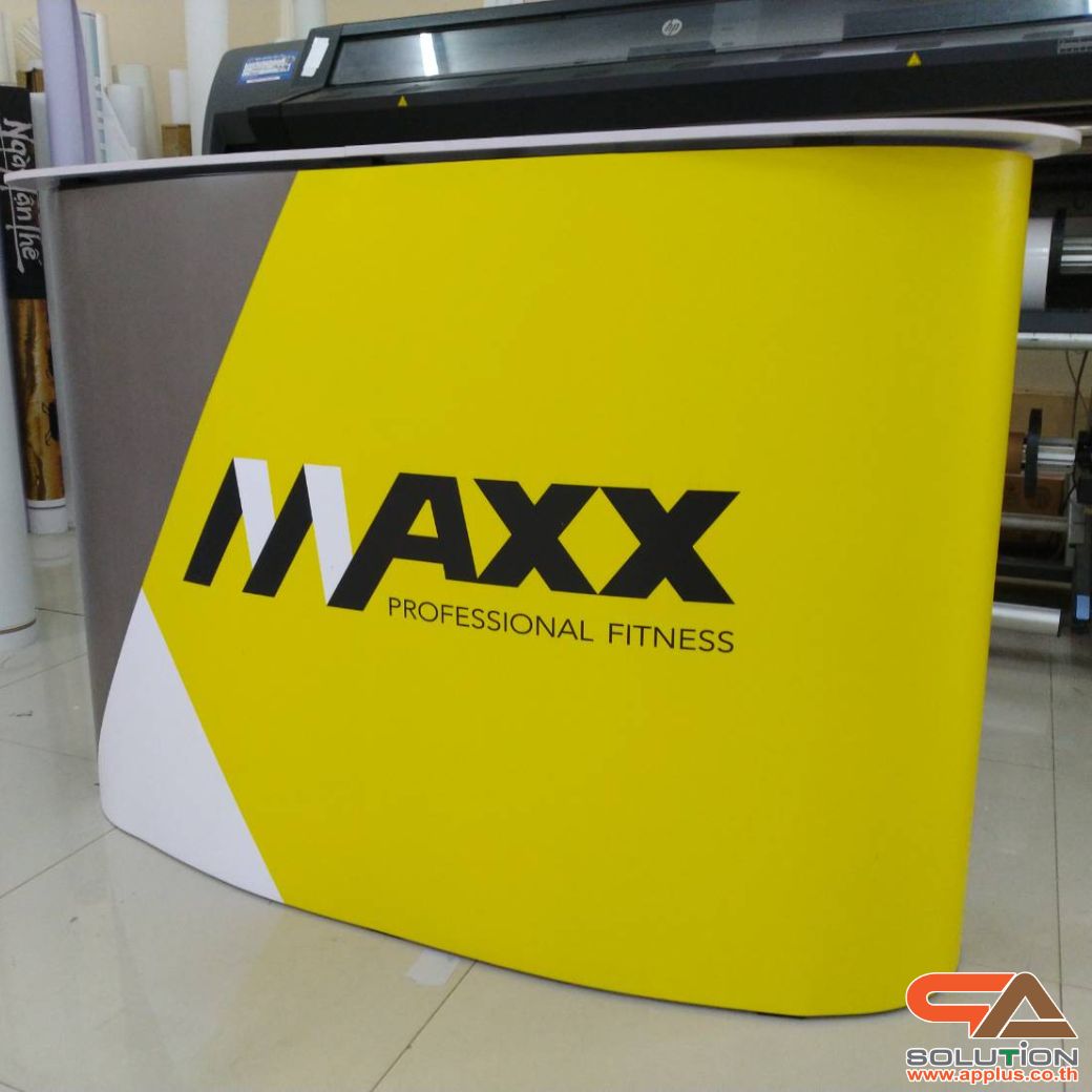 เคาน์เตอร์ออกบูธ รุ่นโค้ง TOPสีขาว มีชั้นวาง ขนาด (W)131 x (D)39 x (H) 87 cm.โครงอะลูมิเนียม พับเก็บได้ เคลื่อนย้ายสะดวก