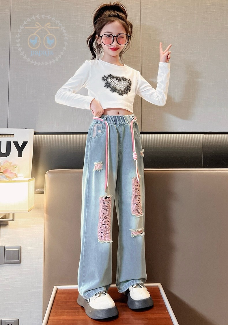 กางเกงยีนส์สีฟ้าอ่อน ตรงที่ขาดรุ่ยสีชมพู