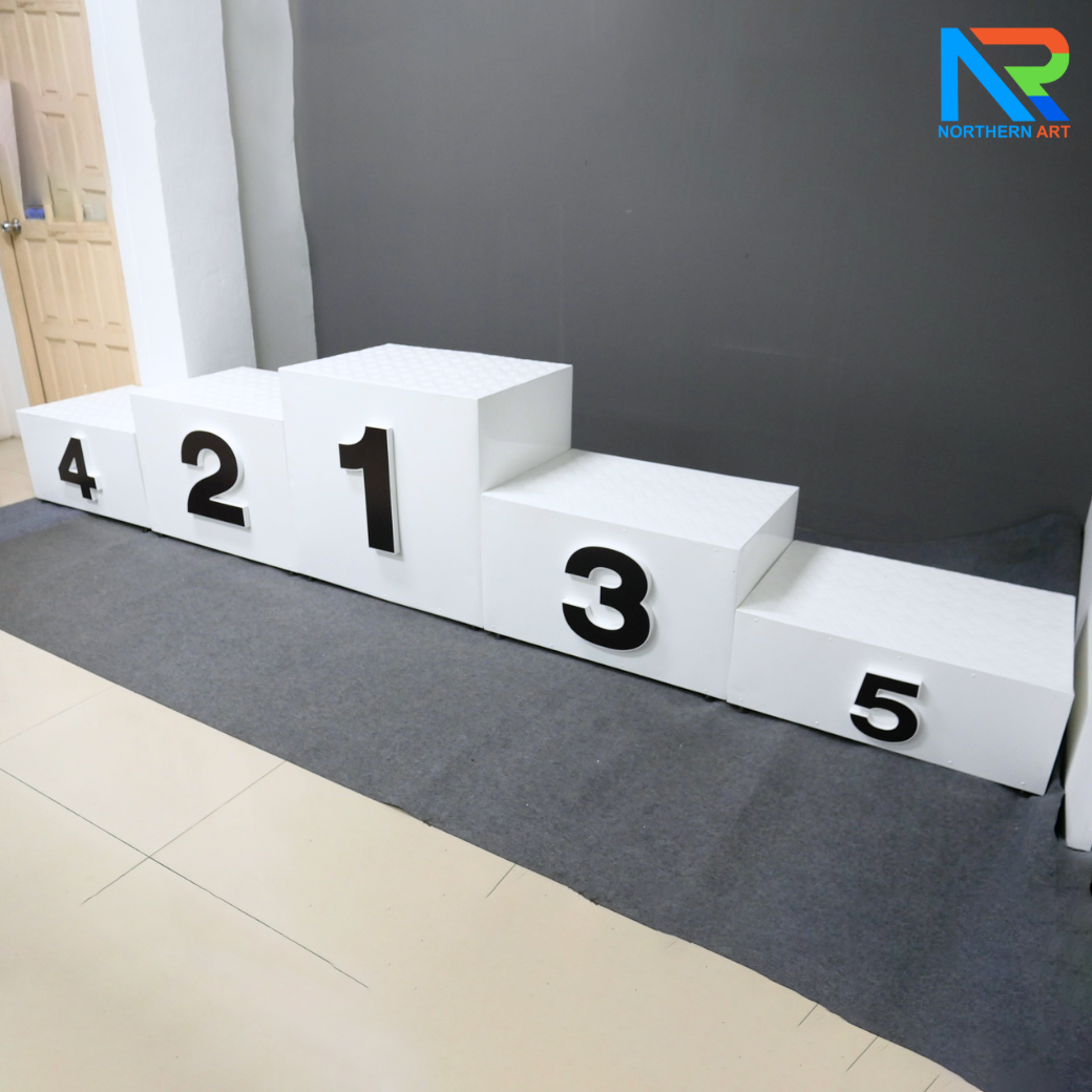 แท่นยืนรับรางวัล 1-2-3-4-5 ขนาด (W)350 x (D)50 x (H)65 cm. โครงเหล็ก ทำสีขาว พร้อมตัวเลข 1-2-3-4-5 (สั่งทำสีตามความต้องการได้)