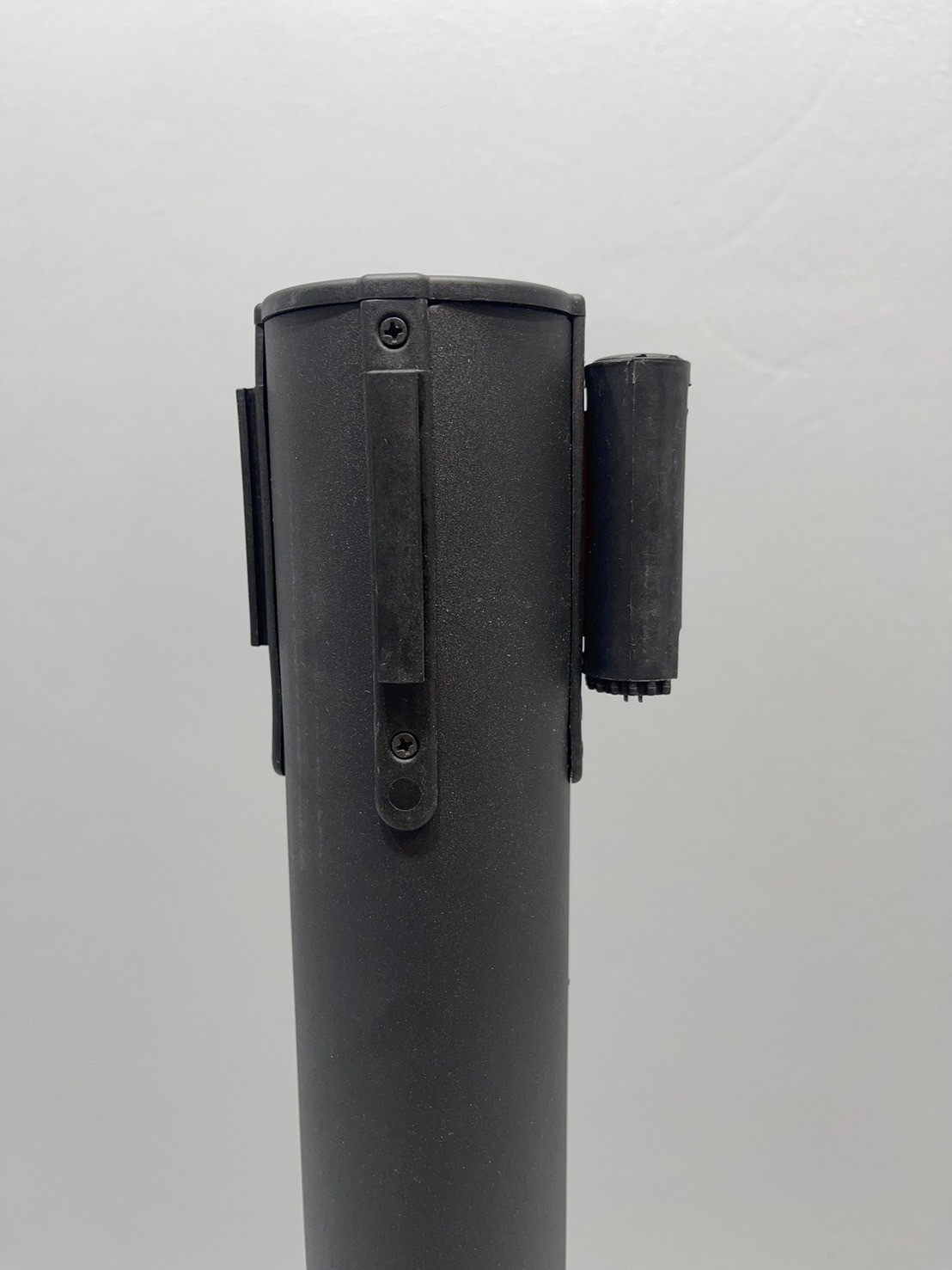 เสากั้นบริเขต เหล็กสีดำ พร้อมสายผ้าดึงกลับอัตโนมัติสีน้ำเงิน