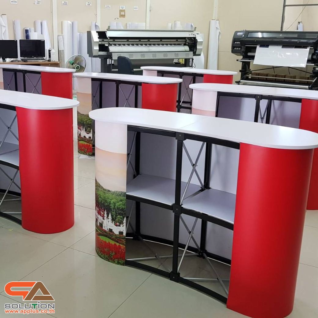 เคาน์เตอร์ออกบูธ รุ่นโค้ง TOPสีขาว มีชั้นวาง ขนาด (W)131 x (D)39 x (H) 87 cm.โครงอะลูมิเนียม พับเก็บได้ เคลื่อนย้ายสะดวก