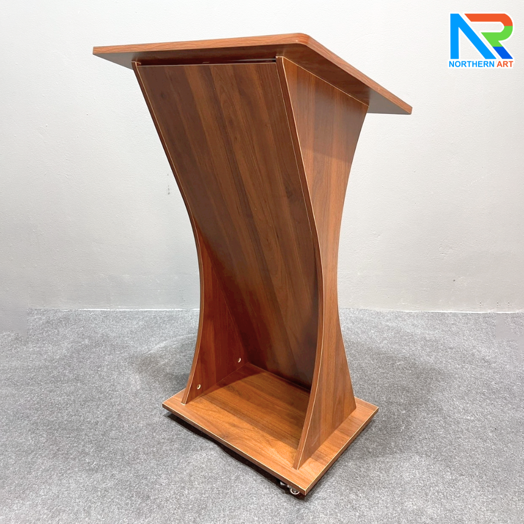 โพเดียมไม้ สีน้ำตาล TOPเอียง ขนาด (W)60 x (L)50 x (H)108 cm. พร้อมล้อเลื่อนและชั้นวางของ