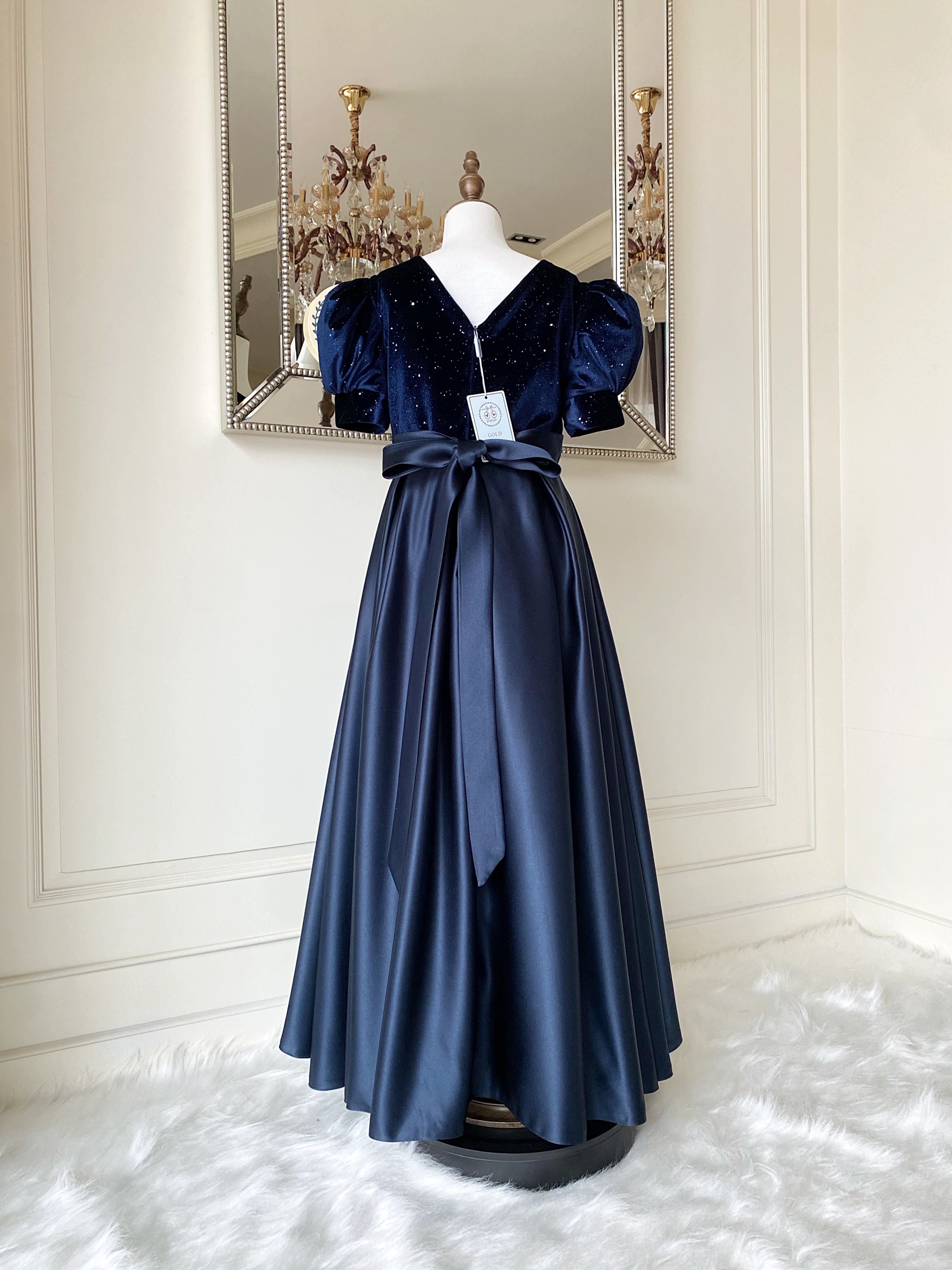 เดรสราตรียาวสีน้ำเงินกรมท่าแขนตุ๊กตา ดีเทลช่วงบนกำมะหยี่ตัดกับช่วงล่างผ้าซาติน