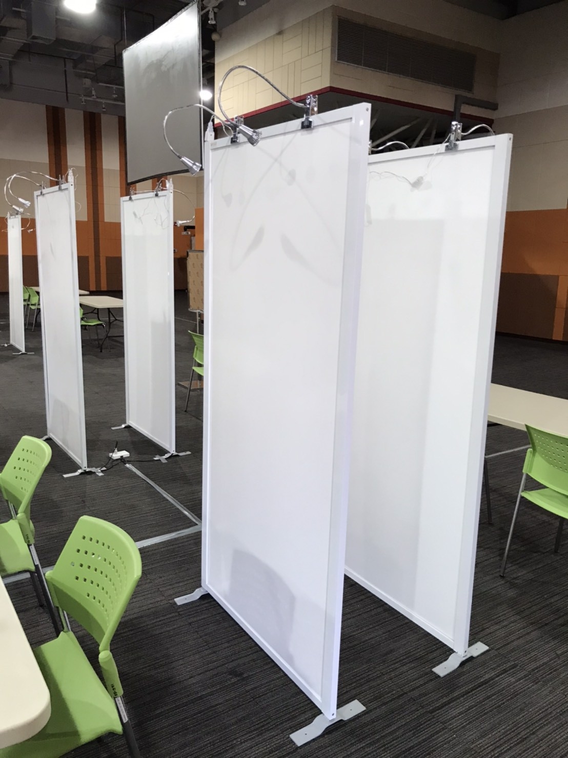 เช่าบอร์ดนิทรรศการ แบบตั้งเดี่ยวพร้อมโคมไฟ ขนาด 100x200 ซม. บริการติดตั้งพร้อมรื้อถอน