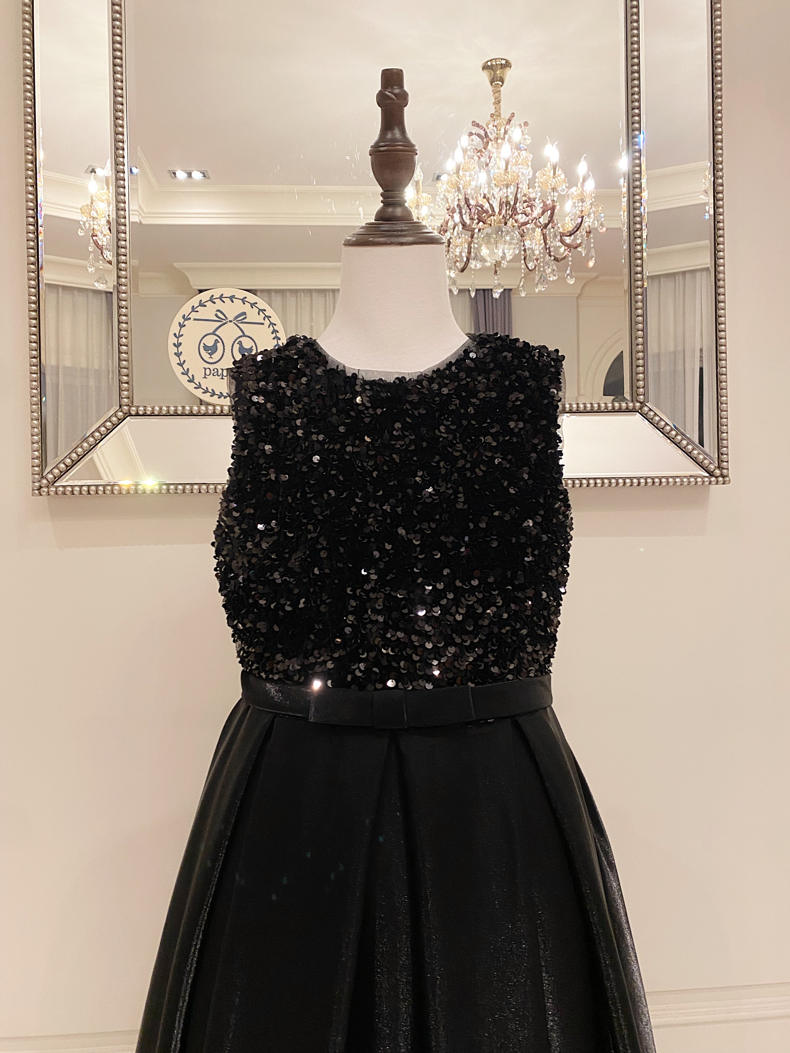 เดรสราตรียาวสีดำแขนกุด (งานไฮพรีเมี่ยม) ดีเทลปักเลื่อมด้านบน ช่วงกระโปรงผ้าดัสเชสเนื้อเงา ผ้าสวยมาก