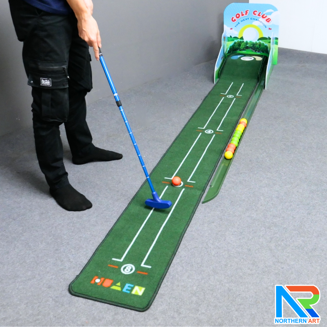 เกมส์กอล์ฟ ขนาด (W)30 x (L)284 x (H)10 cm. พร้อมไม้พัตเตอร์ปรับระดับได้ 1 อัน และลูกกอล์ฟโฟม 10 ลูก