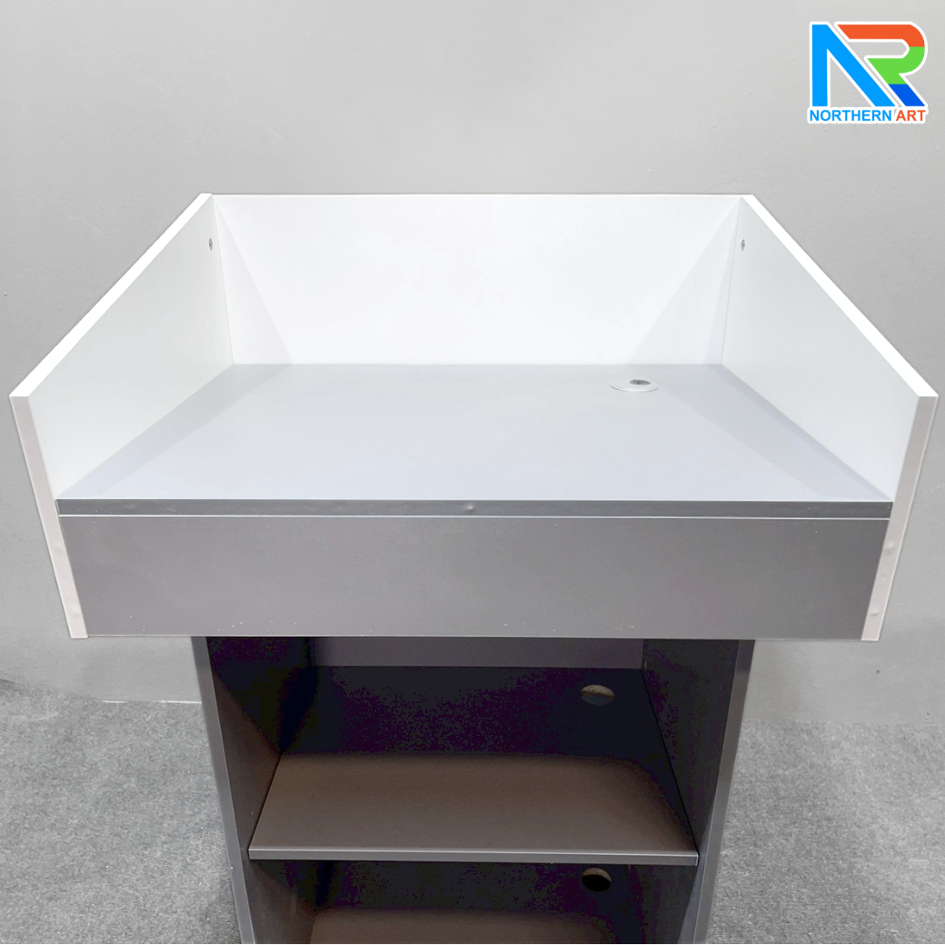 โพเดียมไม้MDF ทูโทน สีขาว และสีเทา ขนาด (W)73 x (L)54 x (H)117 cm. พร้อมชั้นวาง