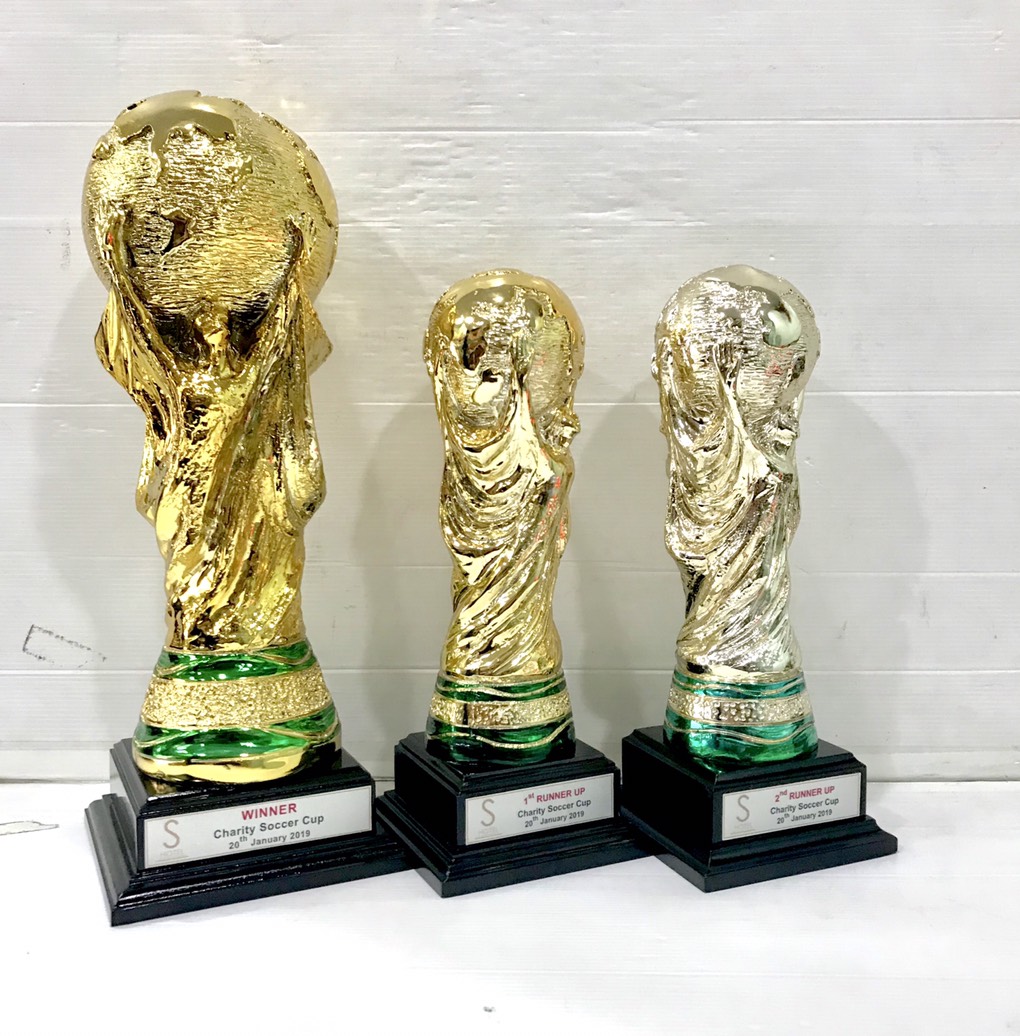 TPR004 ถ้วยรางวัลทรงฟีฟ่า ผลิตจากเรซิ่นชุปทองลายฐานสีเขียว