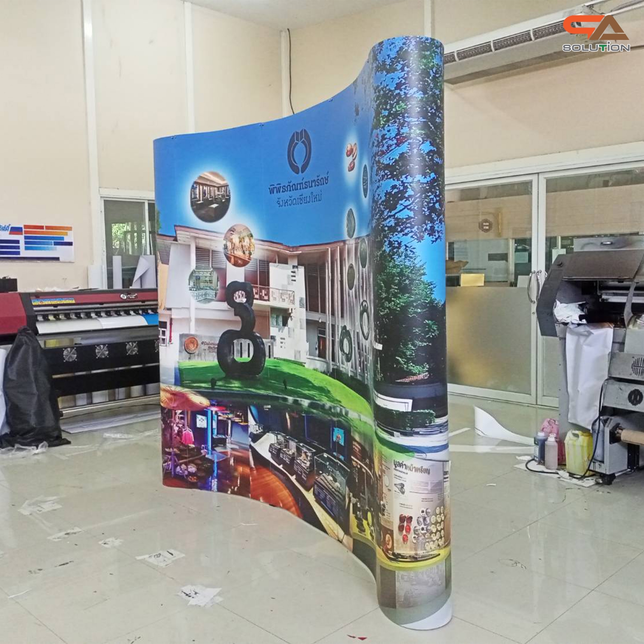 BACK DROP ฉากแบคดรอป รุ่นมน แบบโค้ง โครงอะลูมิเนียม ถอดประกอบได้ พร้อมงานพิมพ์+โคมไฟ พร้อมกระเป๋าล้อลาก 1 ใบ