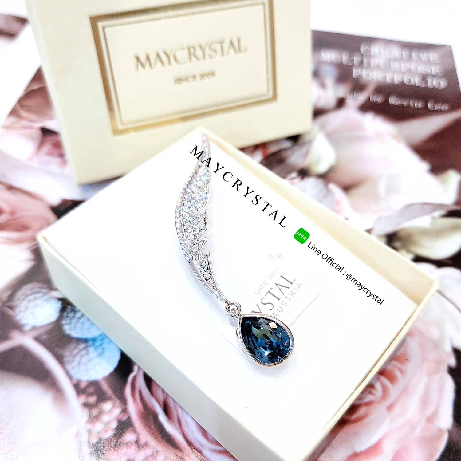 เข็มกลัดคริสตัลจากประเทศออสเตรีย (Embellished with Crystals from Austria)