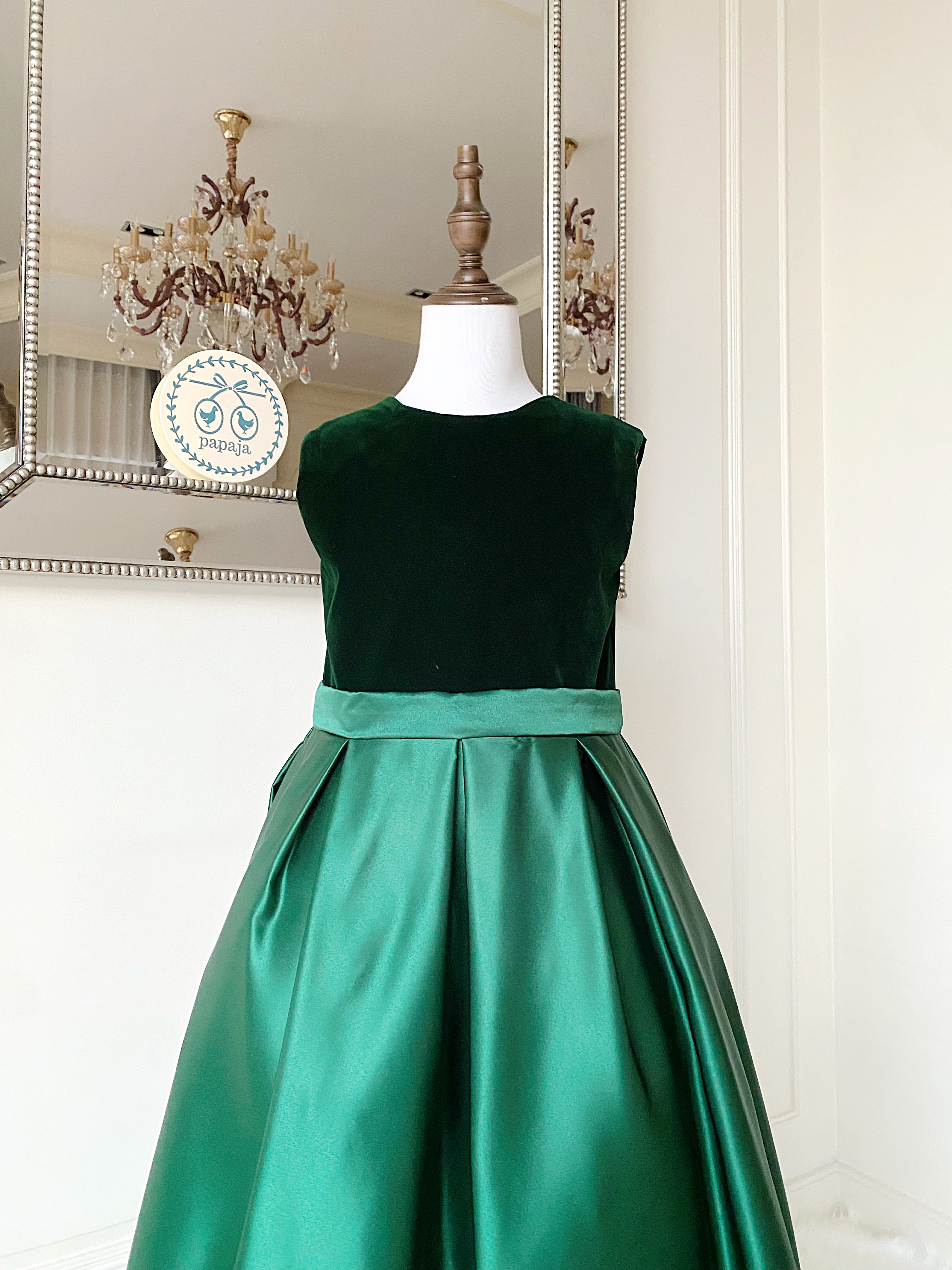 เดรสราตรียาวสีเขียวแขนกุด สีเขียวสวยผู้ดีมาก ดีเทลกำมะหยี่ตัดกับช่วงล่างผ้าซาติน ด้านหลังมีโบว์