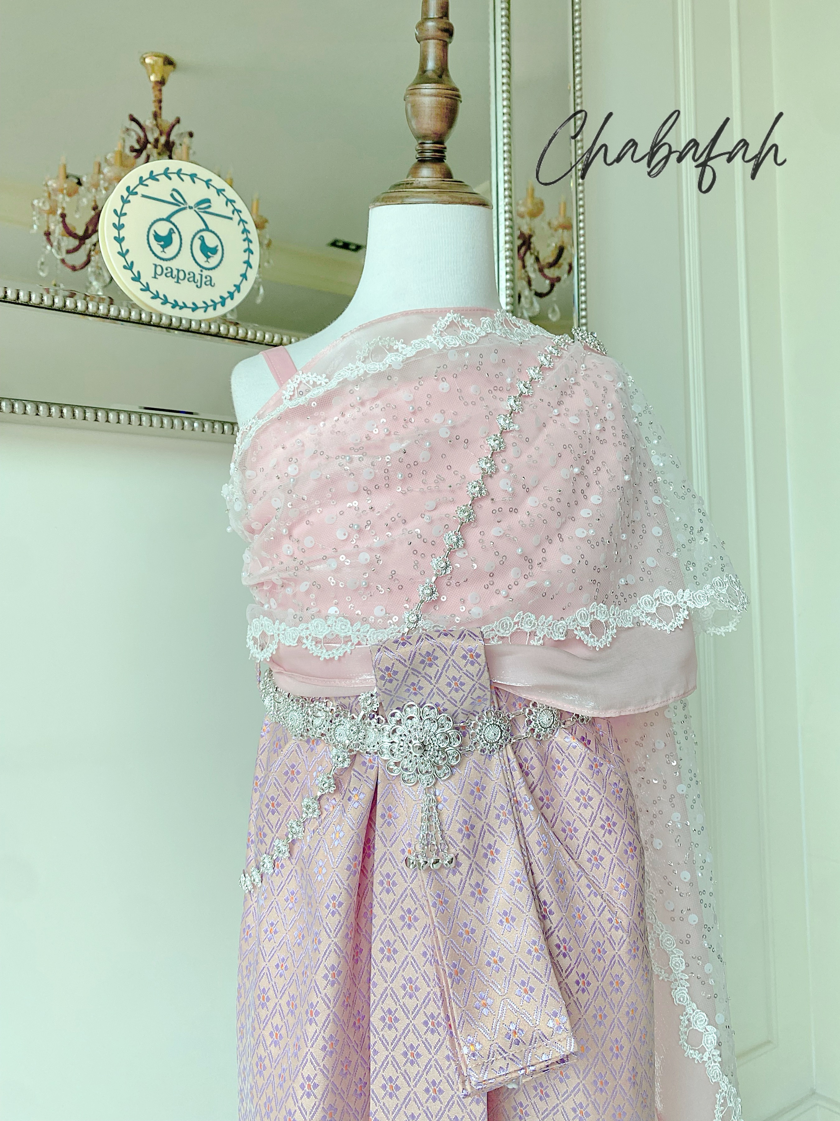 เดรสชุดไทยสไบเฉียง สีชมพูพาสเทล แบรนด์ Chabafah พร้อมเครื่องประดับ 3 ชิ้น