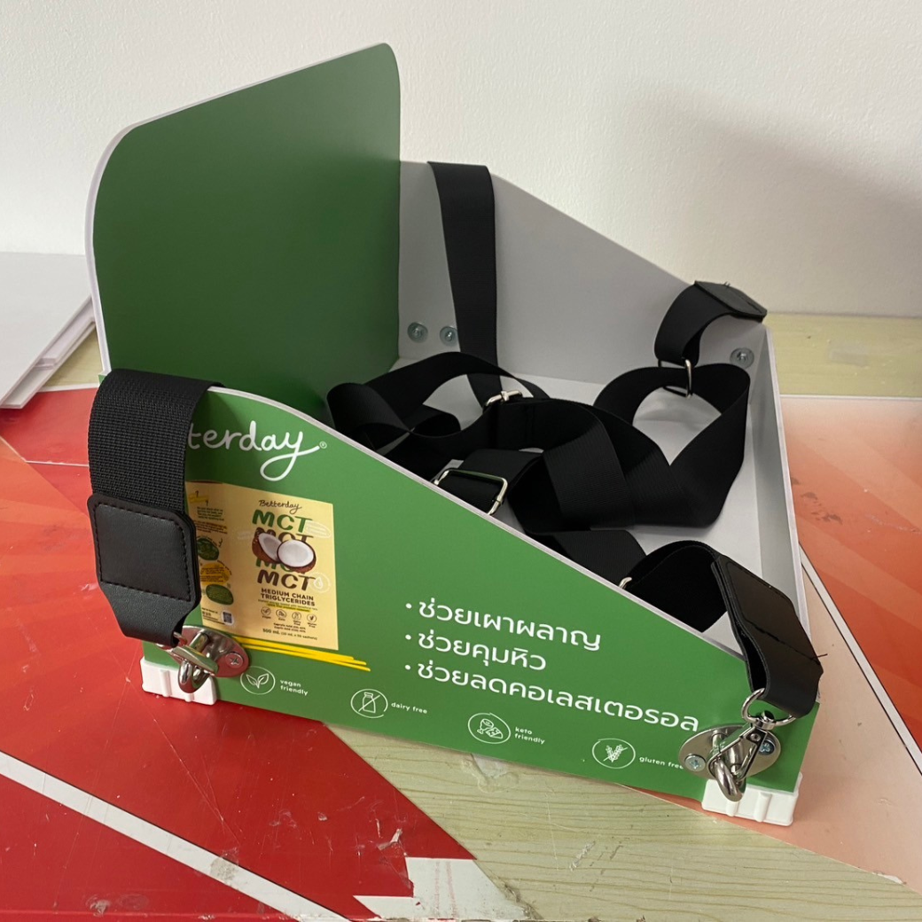 SAMPLING MOBILE TRAY ถาดแจกเคลื่อนที่ ขนาด (W)37 x (D)27 x (H)23 cm. วัสดุโครงพลาสวูดพร้อมสายคล้อง