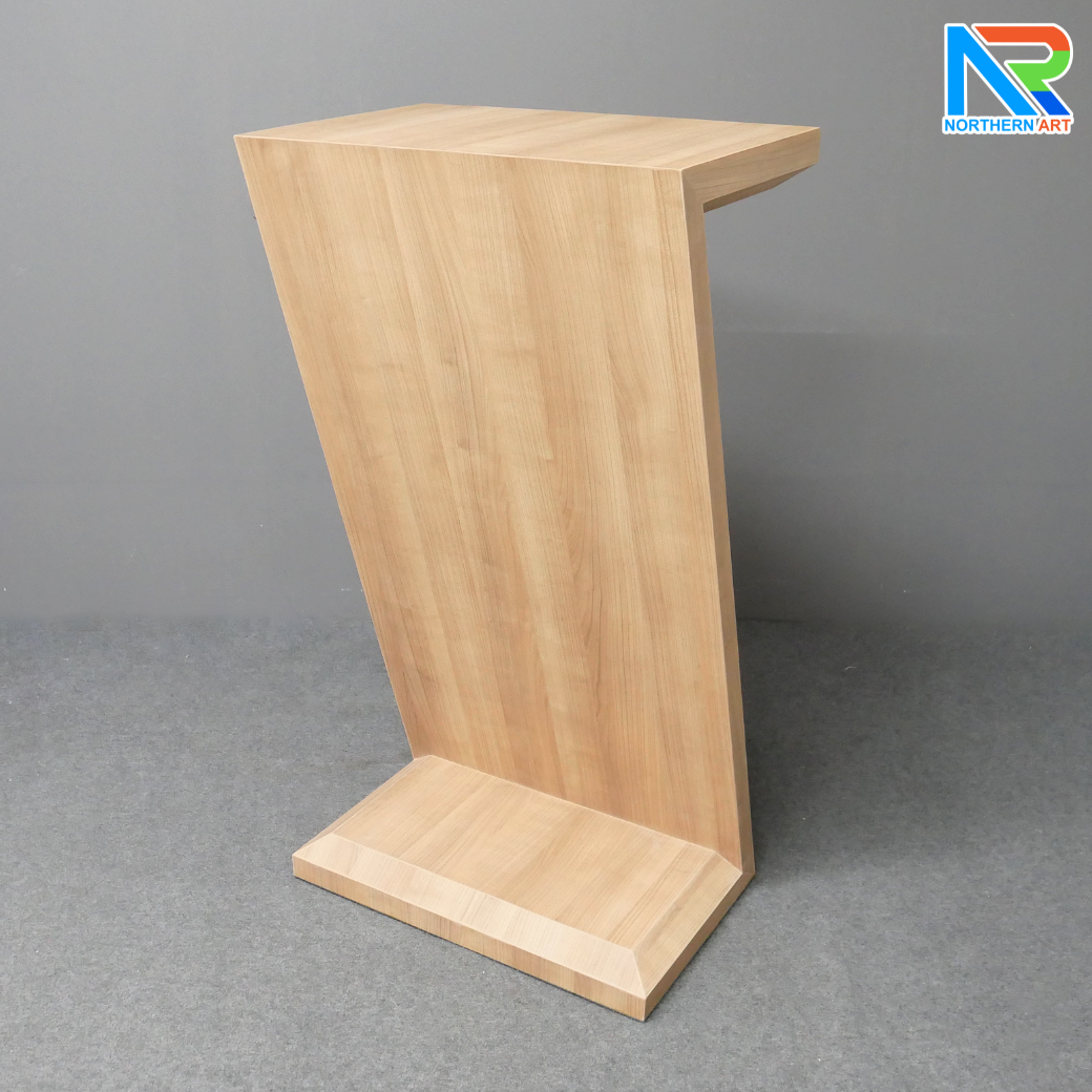 โพเดียมไม้ สีวอลนัทอ่อน ทรง Z ขนาด (W)60 x (L)40 x (H)110 ซม. แข็งแรง ทรงสวย เหมาะสำหรับการนำเสนอทุกโอกาส