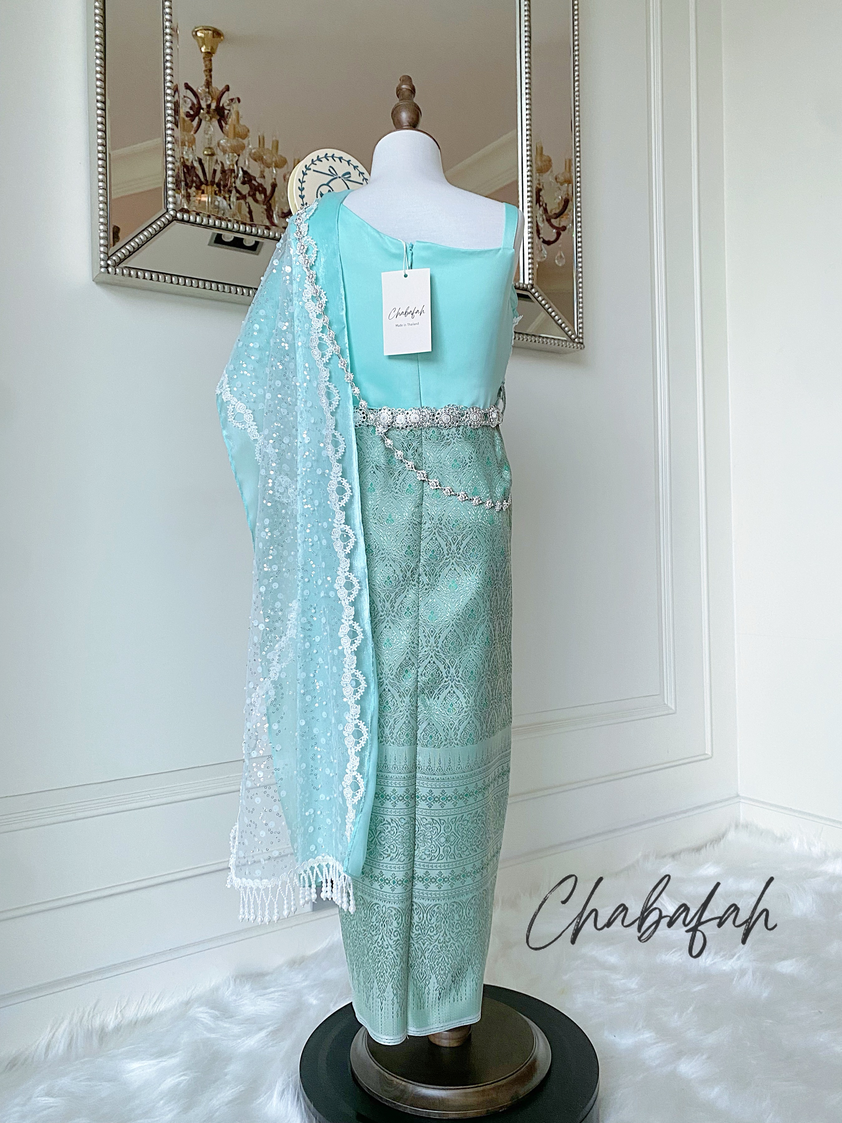 เดรสชุดไทยสไบเฉียง สีเขียวมิ้นท์ แบรนด์ Chabafah พร้อมเครื่องประดับ 3 ชิ้น