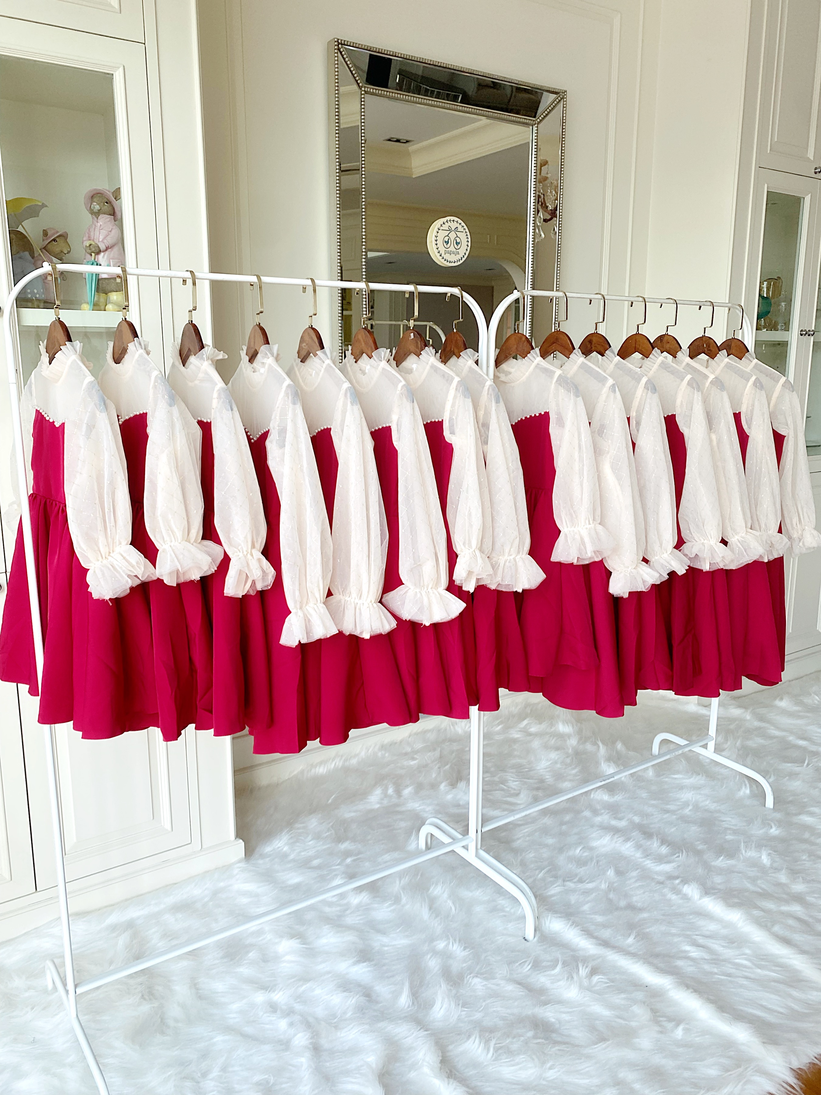 เดรสราตรีสั้นแขนยาวสีแดง ช่วงไหล่ซีทรูตัดกับสีขาวครีม