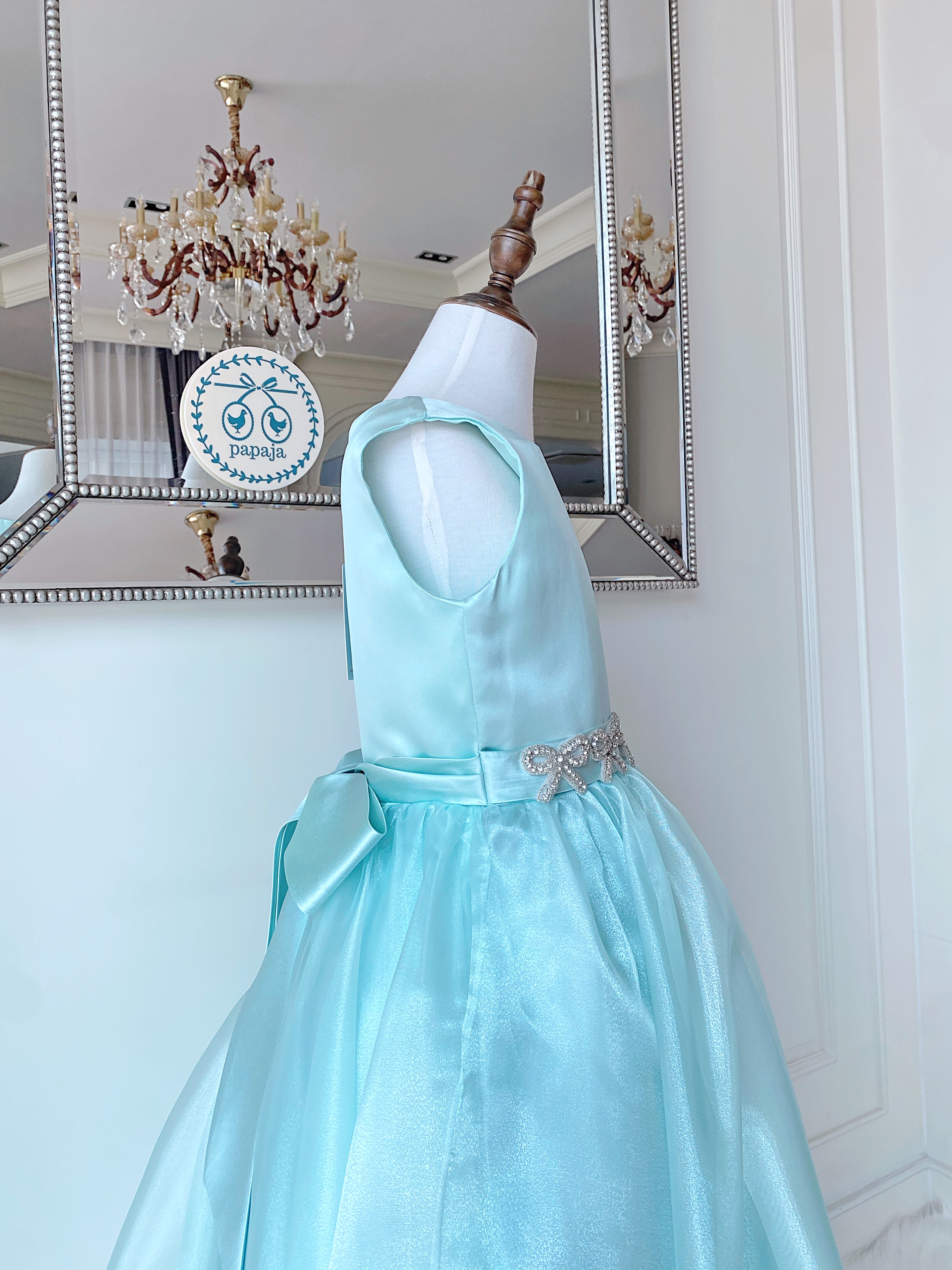 เดรสออกงานราตรียาวแขนกุด สีเขียวมิ้นท์พาสเทล (งานไฮพรีเมี่ยม) ดีเทลลายปักเพชรหนามเตยรูปริบบิ้นที่ช่วงเอว