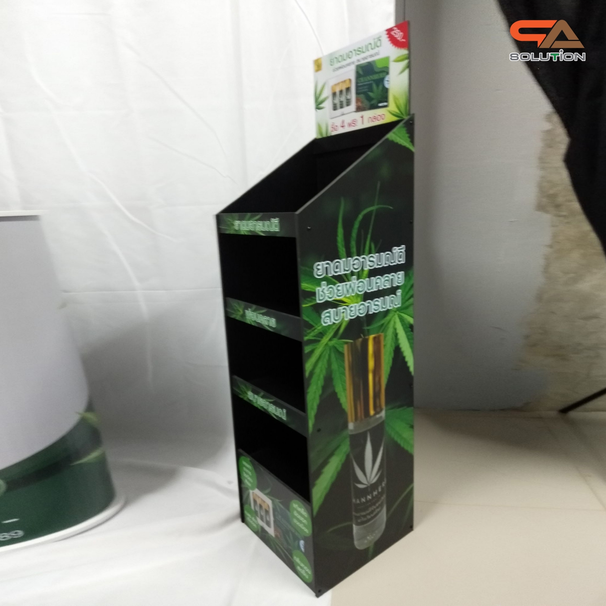 CLEARANCE SALE! ชั้นวางสินค้าพลาสวูด 4 ชั้น ขนาด (W)34 x (D)35.5 x (H)132 ซม. วัสดุพลาสวูดสีดำหนา 8 มม พร้อมงานพิมพ์สติ๊กเกอร์