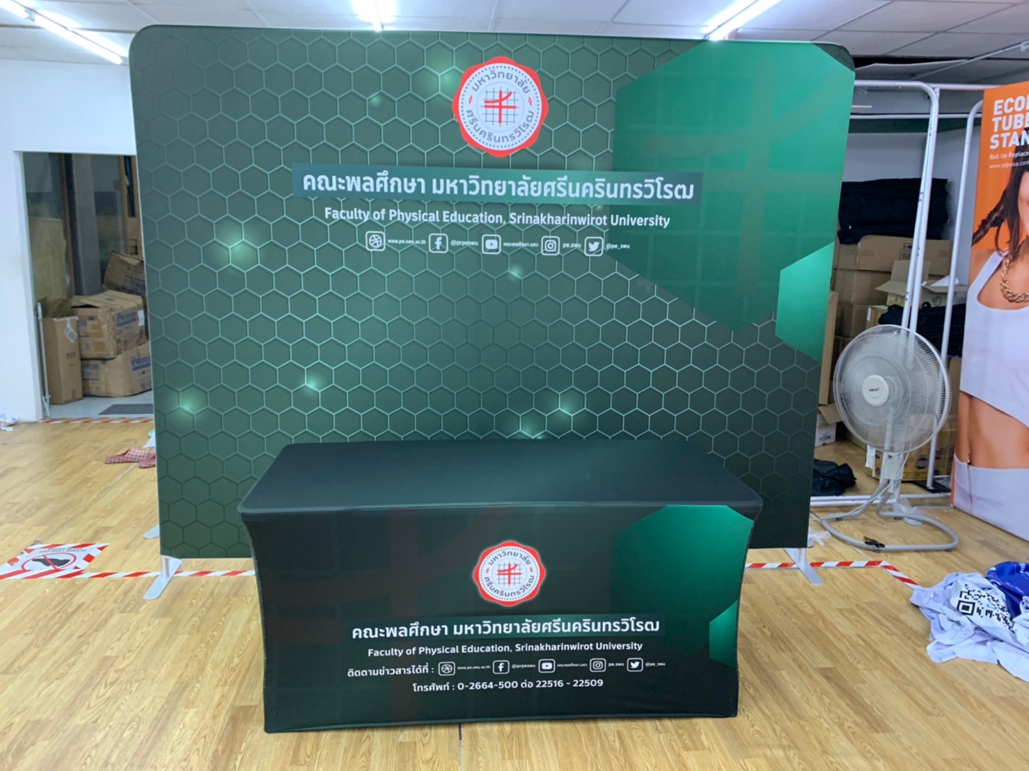 โต๊ะเคาน์เตอร์ผ้าออกบูธ รุ่น 6F ขนาด (W) 182 x (L)76 x (H)74 cm. พร้อมผ้าสกรีนสีสวยสด พับเก็บได้ จัดเก็บสะดวก