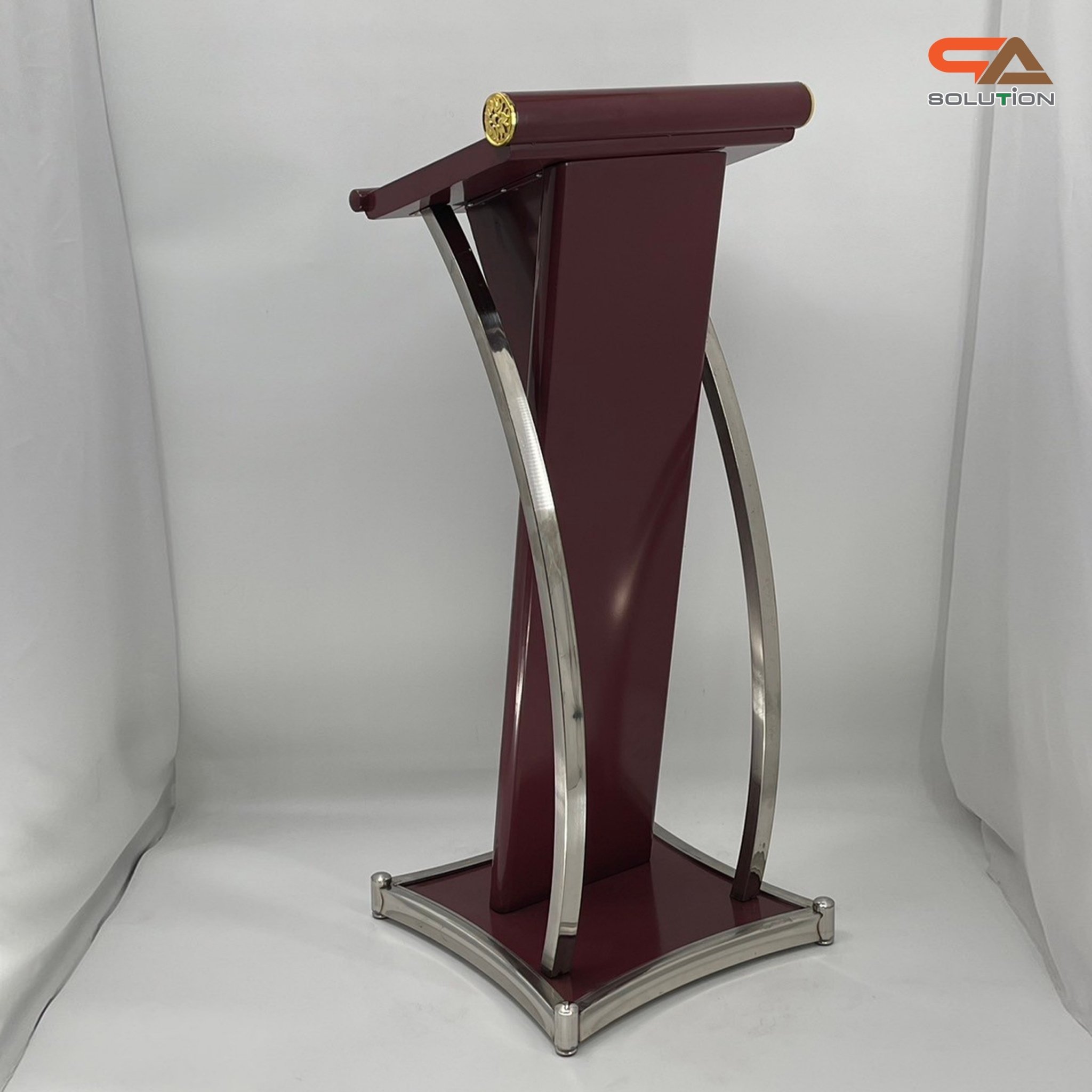 โพเดียมเหล็ก สีโอ๊คแดง ตกแต่งเสาโค้งสแตนเลสสีเงิน ขนาดTOP (W)48 x (L)39 สูง 117 cm.