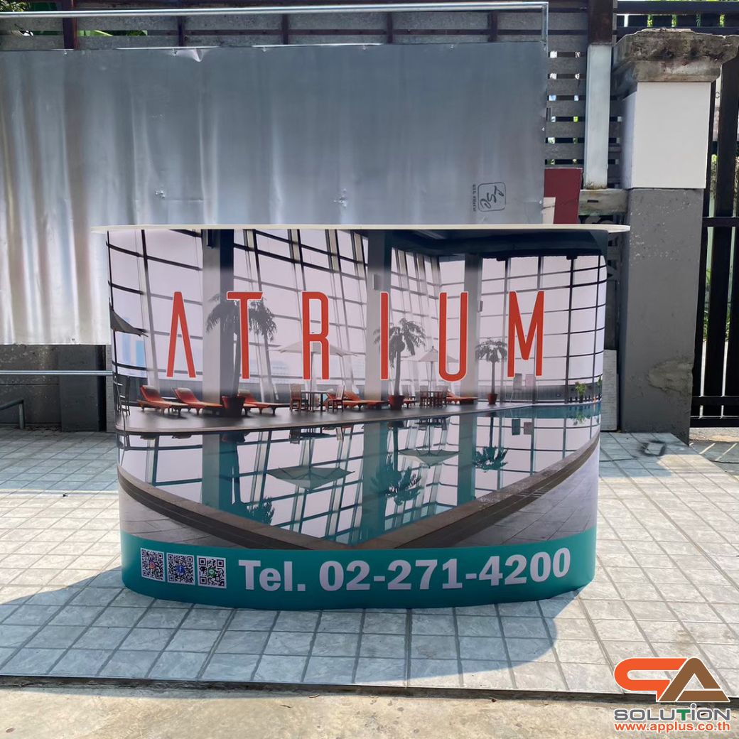 เคาน์เตอร์ออกบูธ รุ่นโค้ง TOPสีขาว มีชั้นวาง ขนาด (W)131 x (D)39 x (H) 87 cm.โครงอะลูมิเนียม พับเก็บได้ เคลื่อนย้ายสะดวก